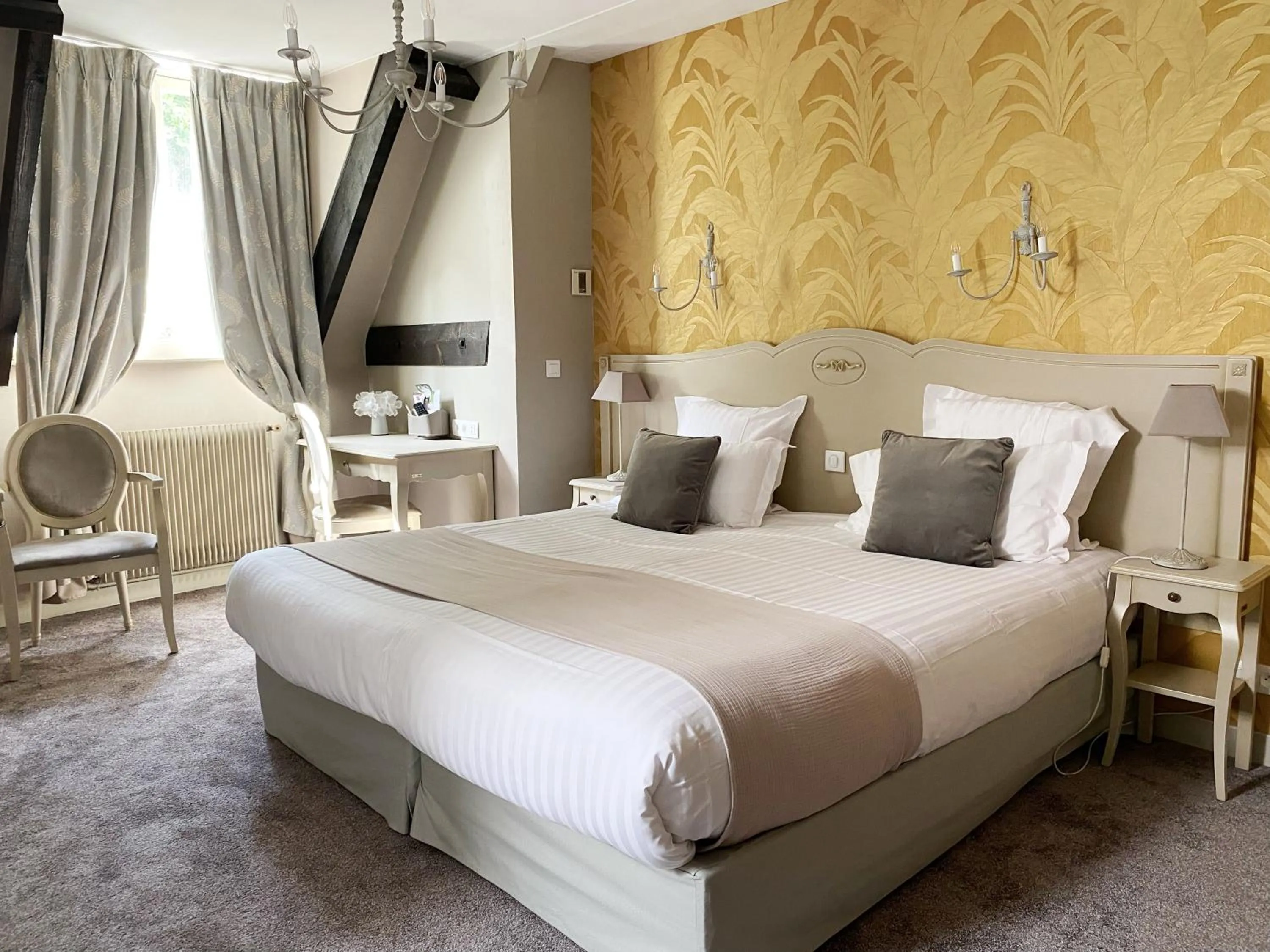 Bed in Hôtel Le Maxime - Best Western Signature Collection