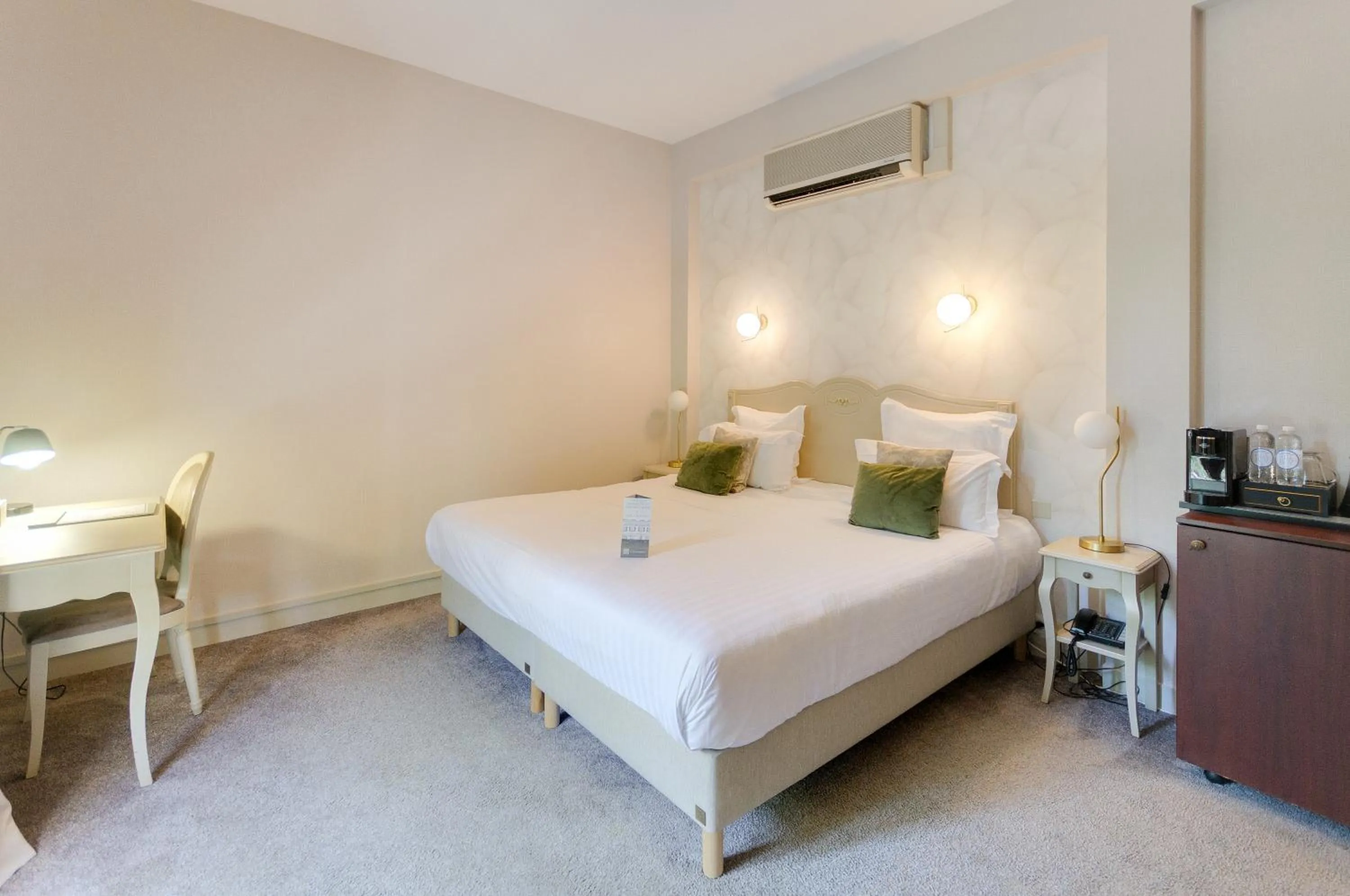 Bedroom, Bed in Hôtel Le Maxime - Best Western Signature Collection