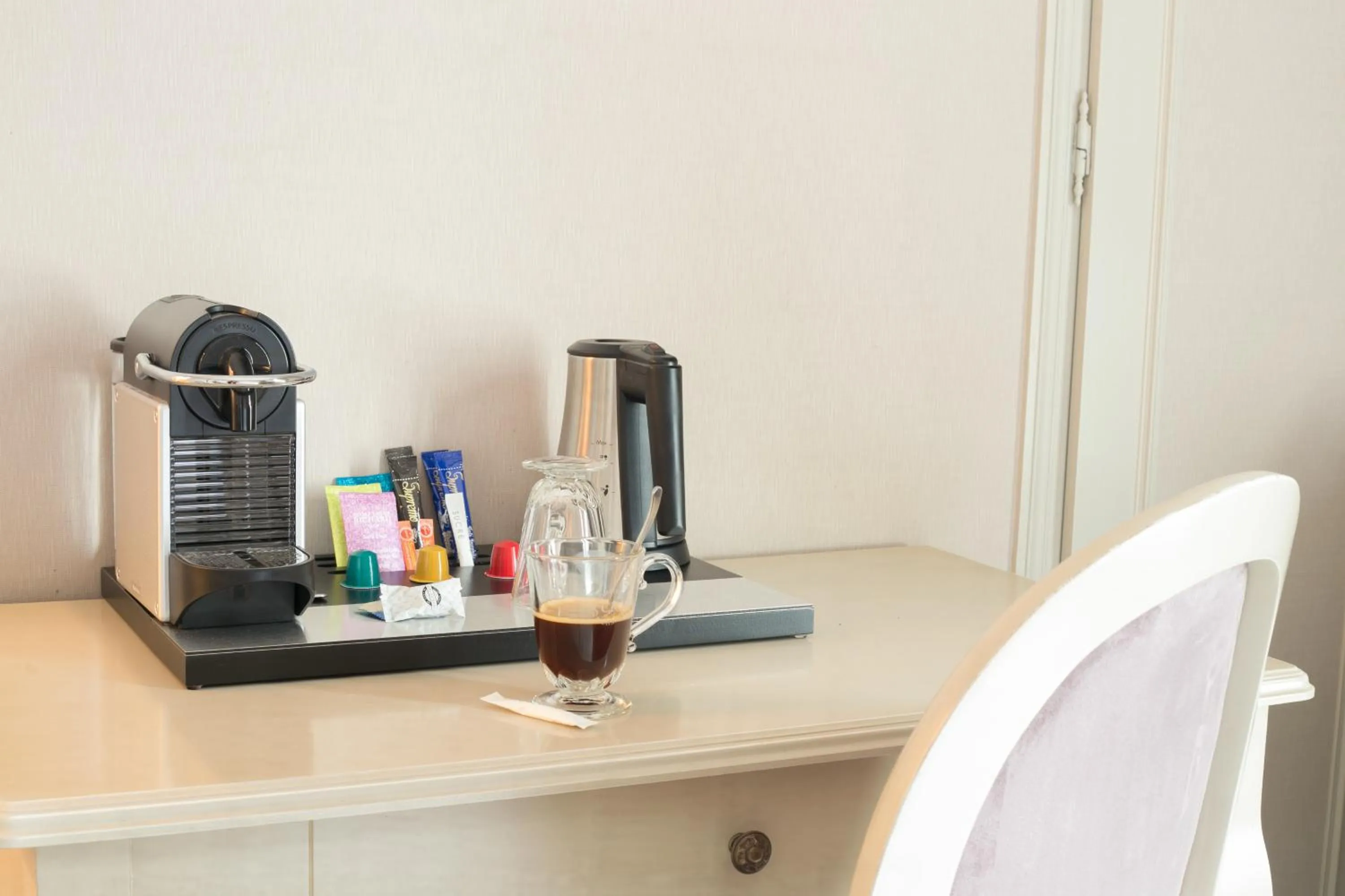 Coffee/tea facilities in Hôtel Le Maxime - Best Western Signature Collection