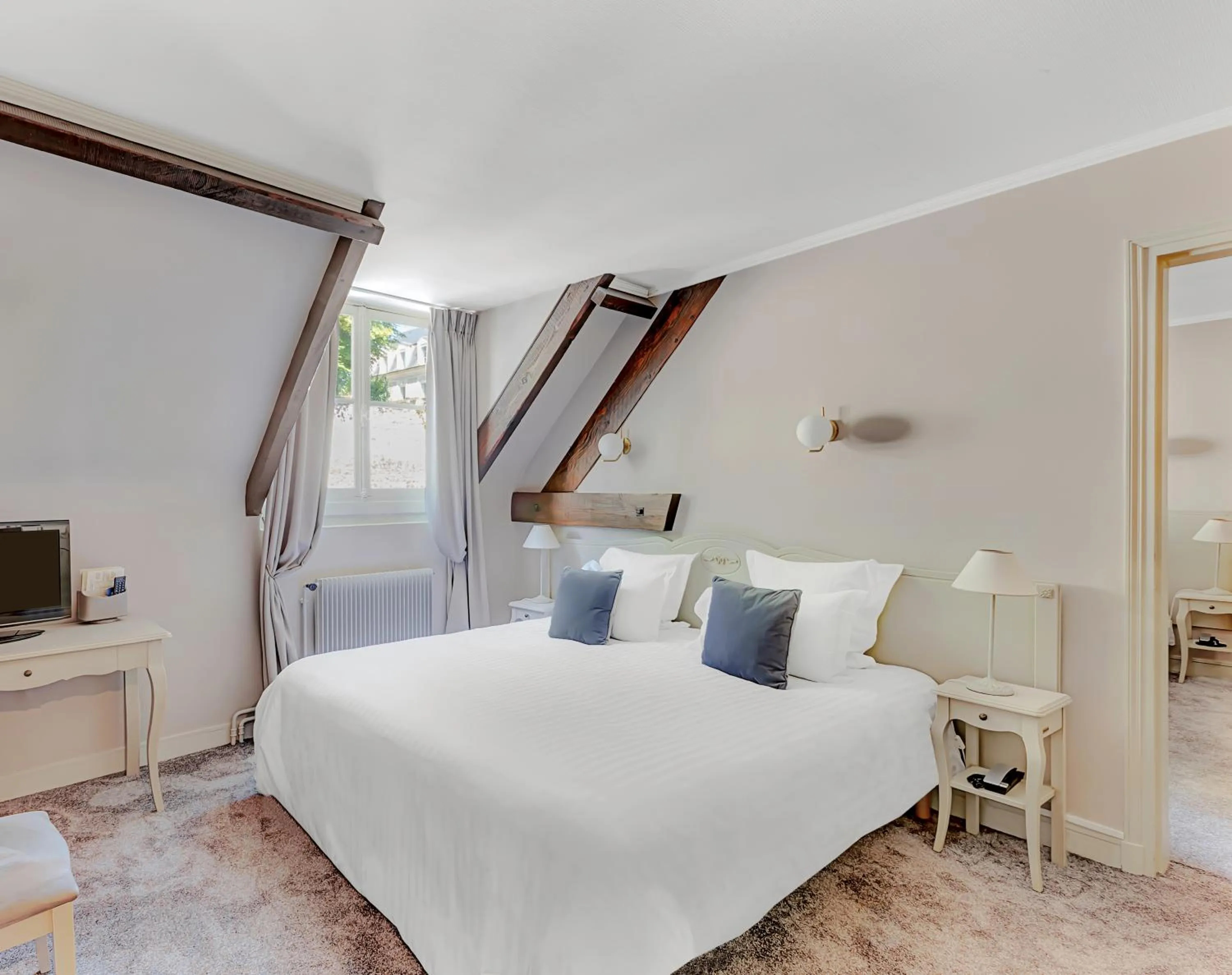 Bed in Hôtel Le Maxime - Best Western Signature Collection