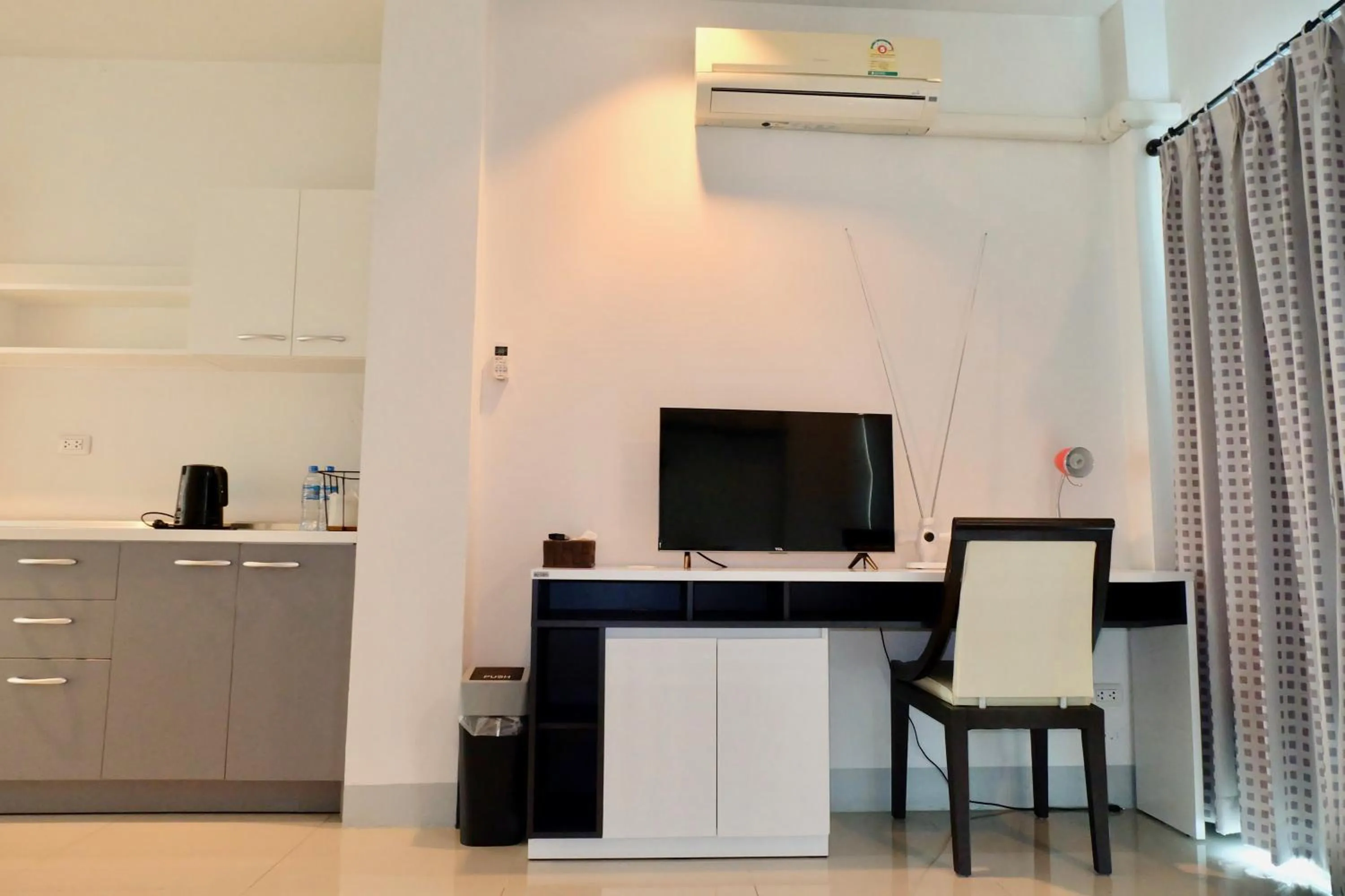 Photo of the whole room in DewyHouse