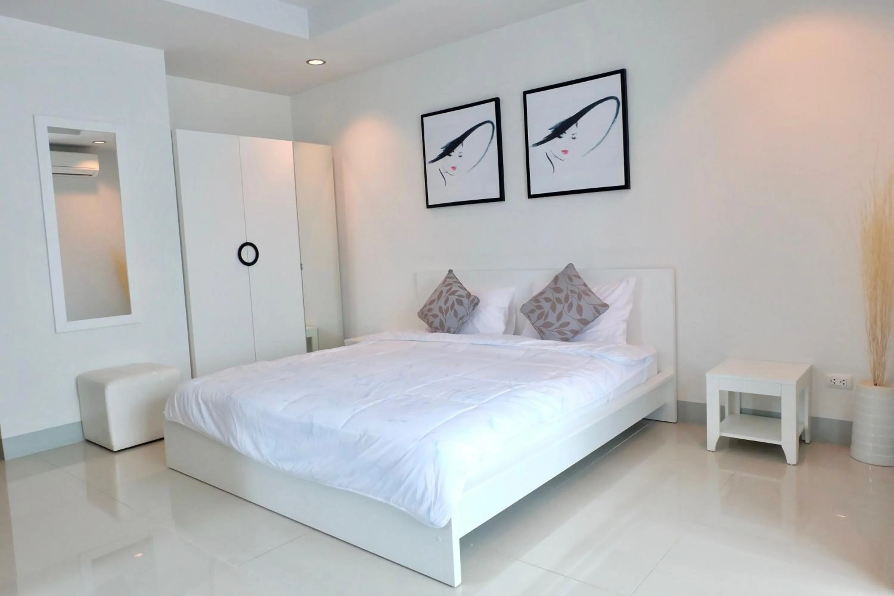 Photo of the whole room, Bed in DewyHouse