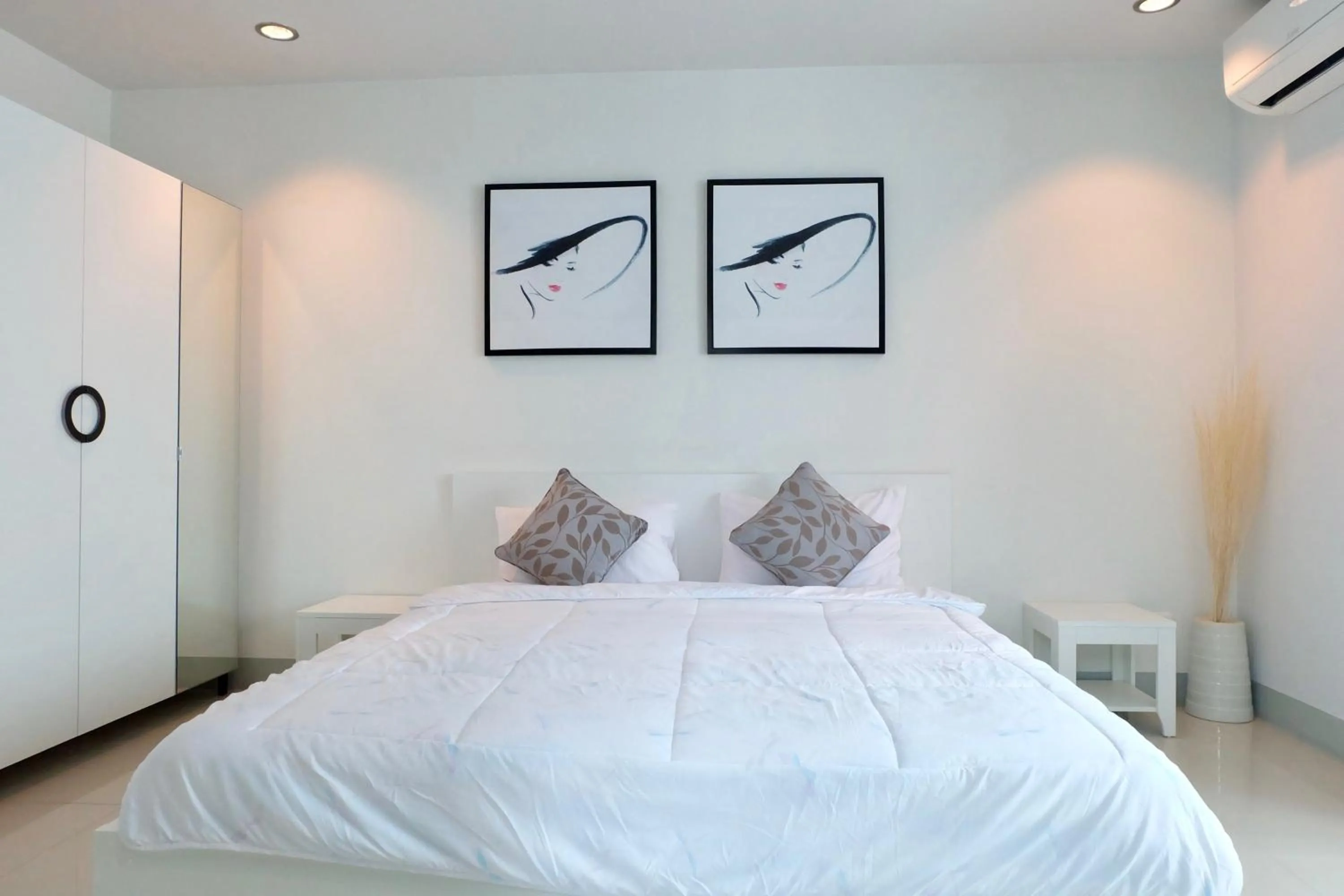 Photo of the whole room, Bed in DewyHouse