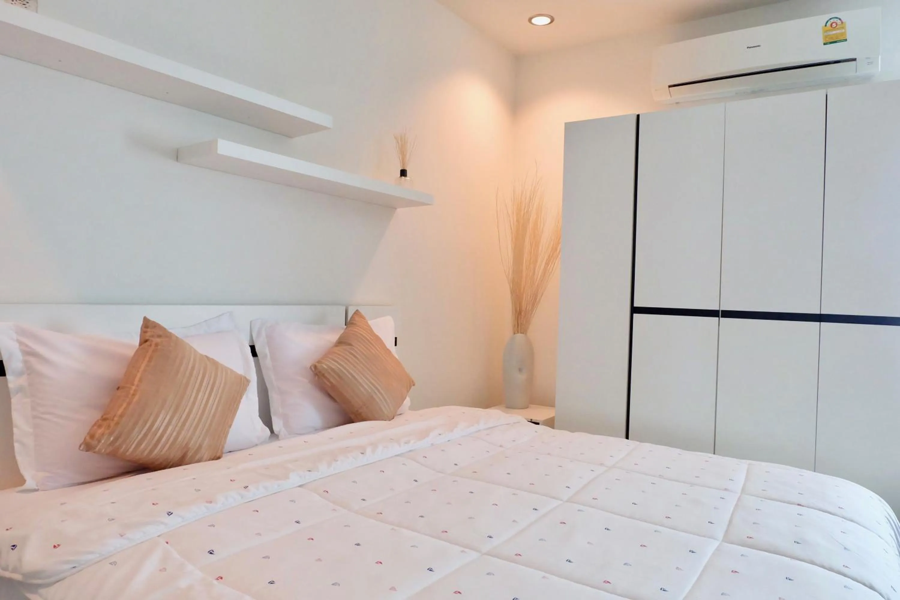 Photo of the whole room, Bed in DewyHouse