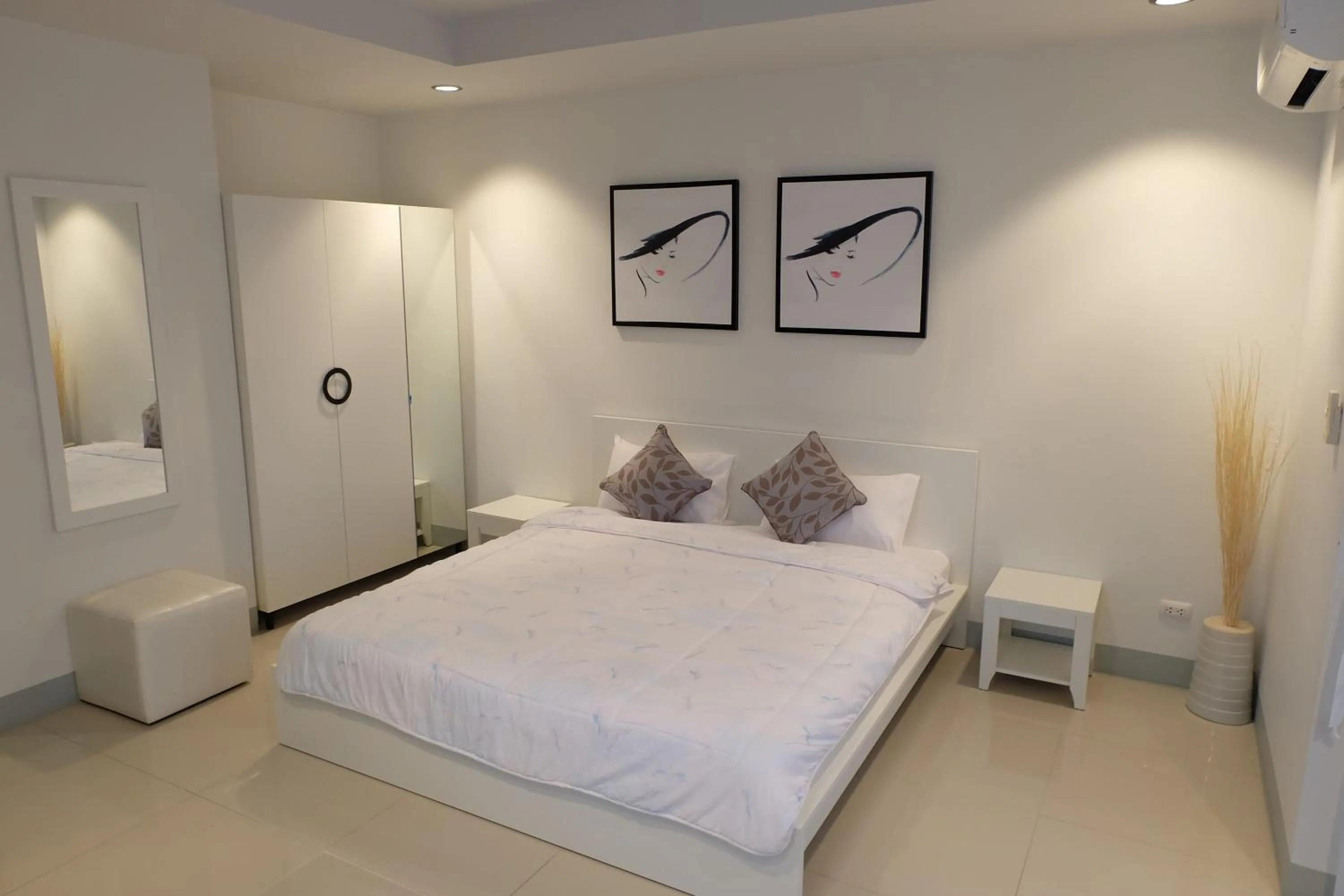 Photo of the whole room, Bed in DewyHouse