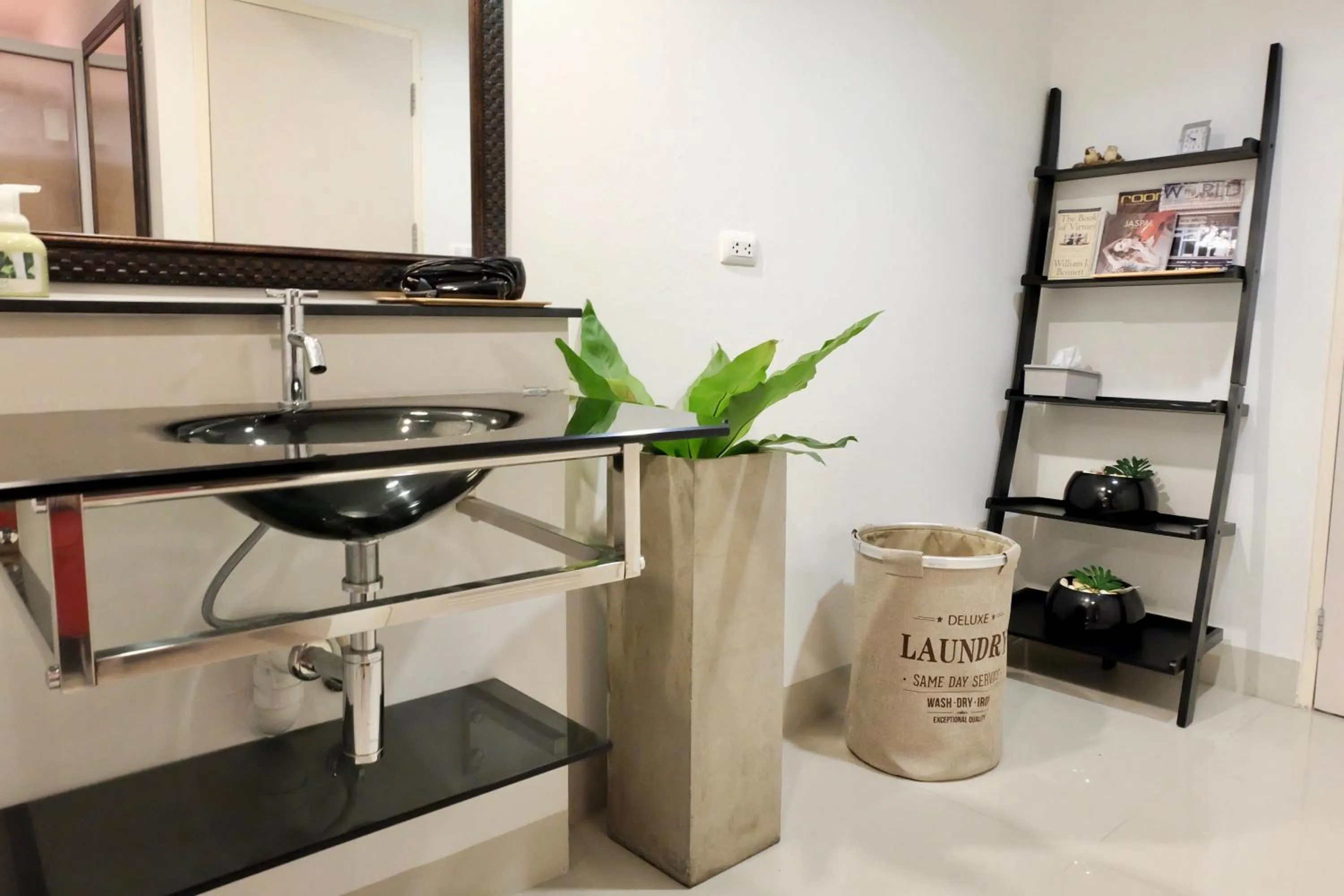 Photo of the whole room in DewyHouse