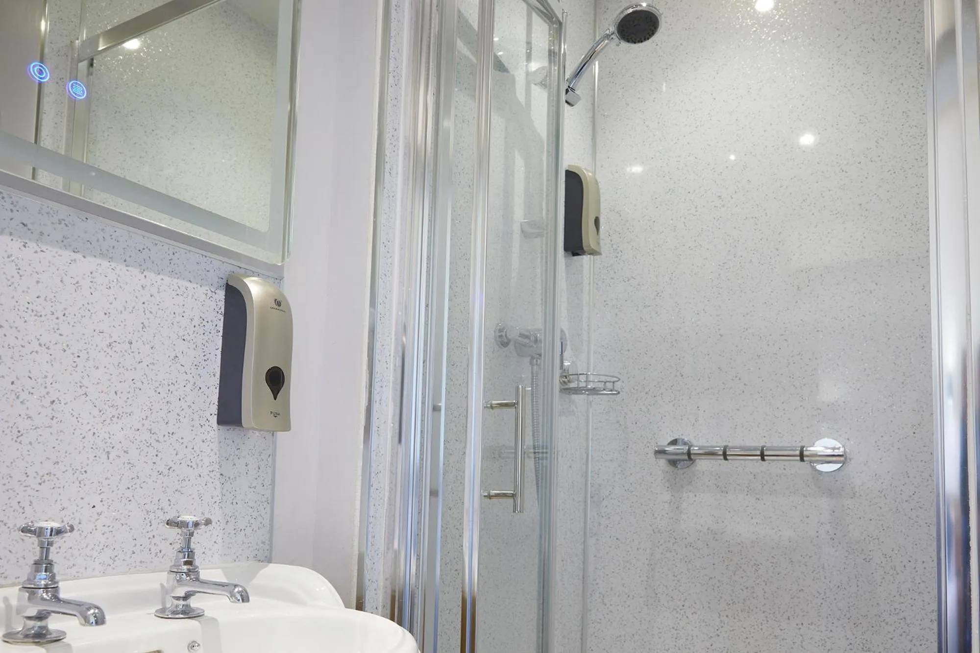 Shower in Mansion House