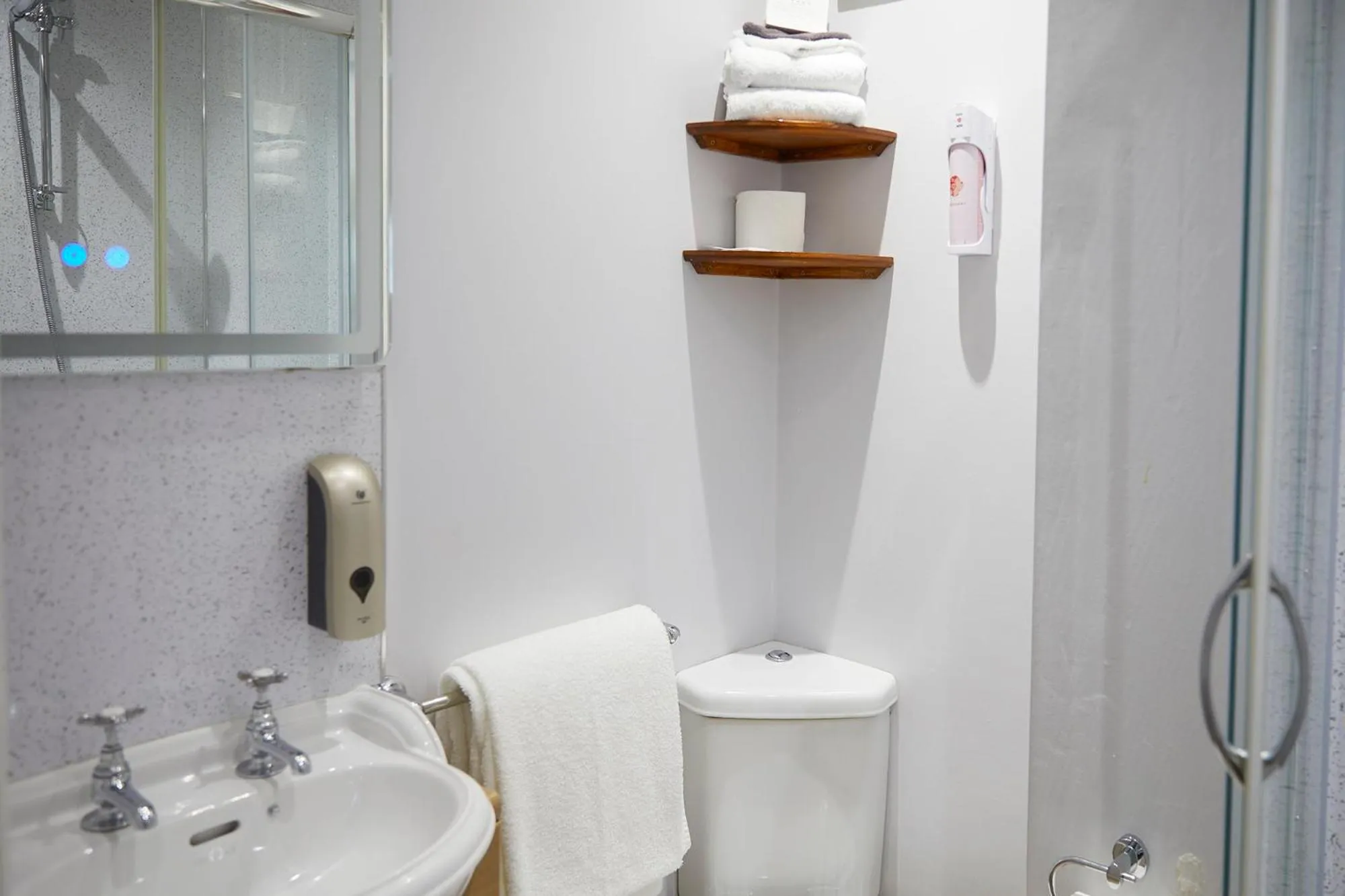 Shower in Mansion House