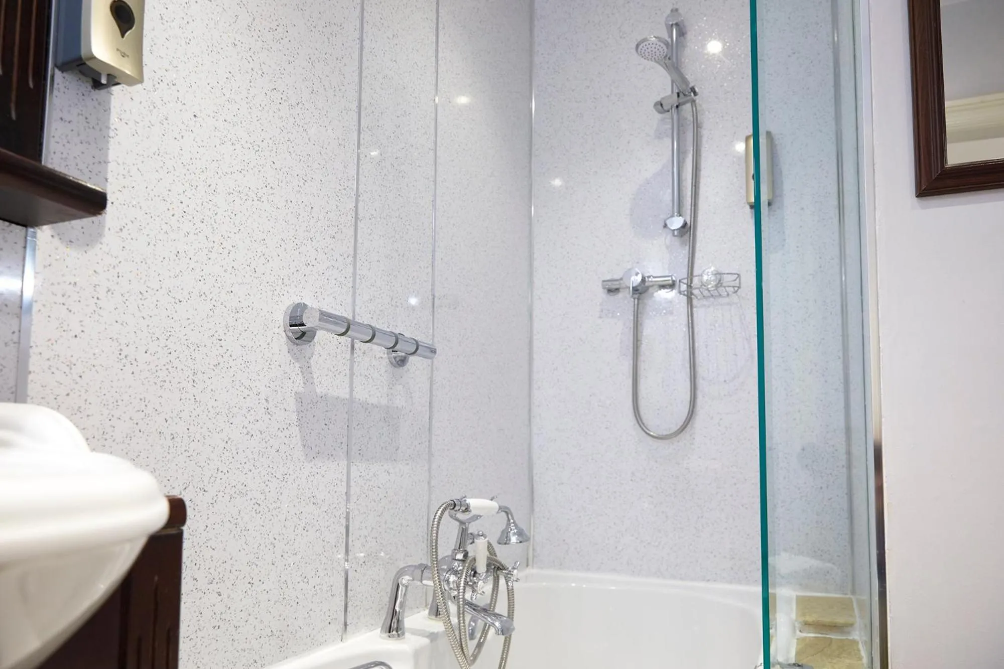 Shower in Mansion House