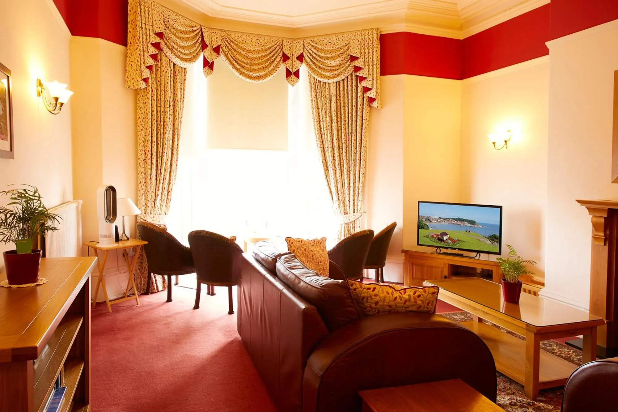 Communal lounge/ TV room in Mansion House