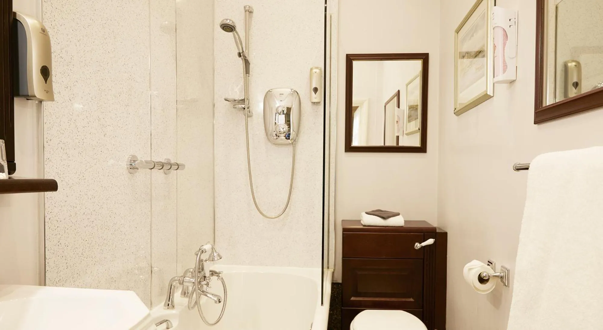 Shower in Mansion House