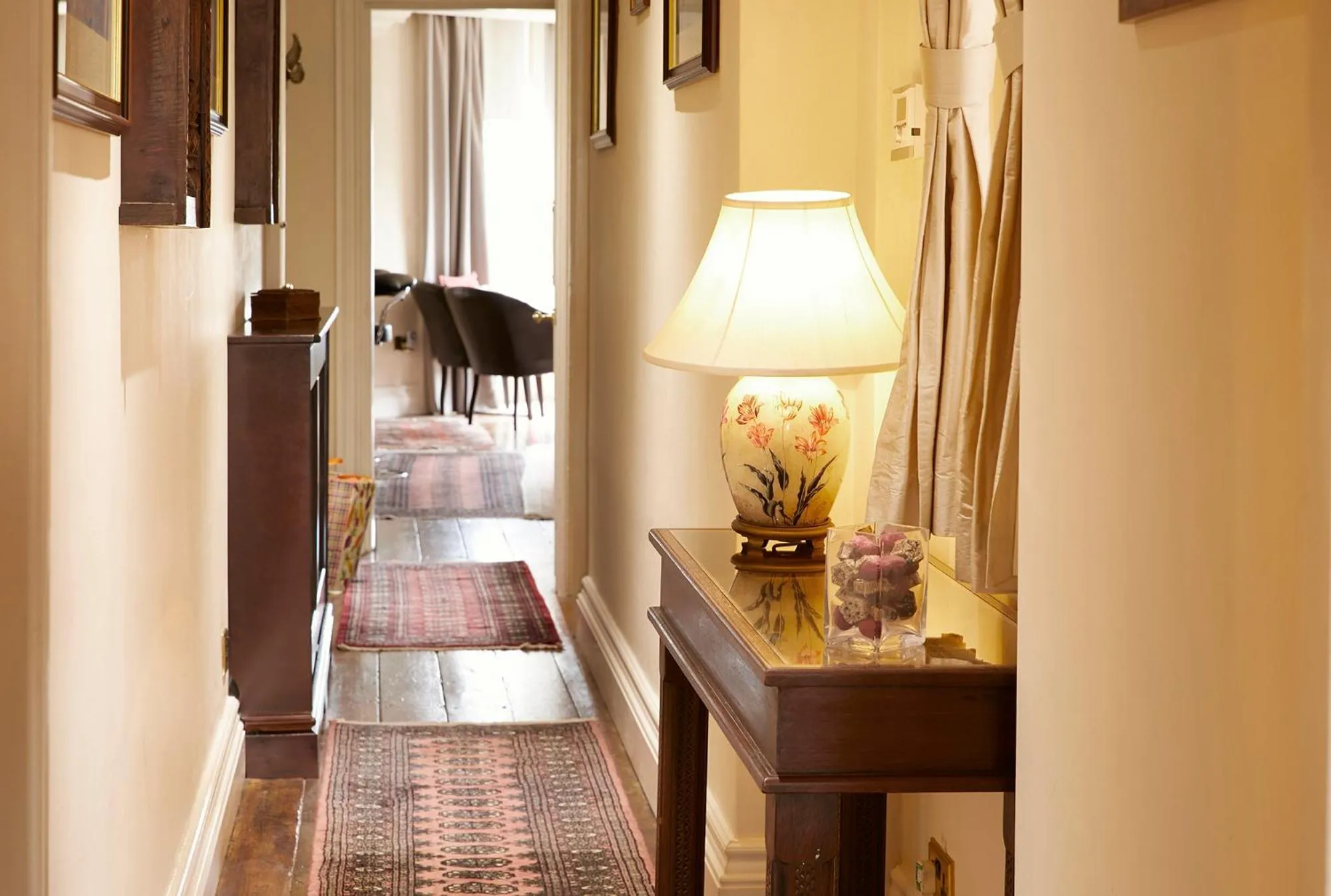 Living room, Bed in Mansion House