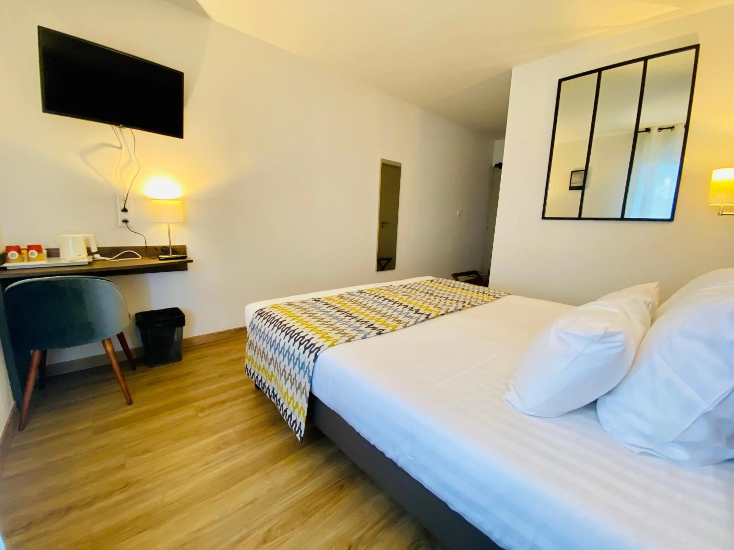 Photo of the whole room, Bed in Hotel du Trégor