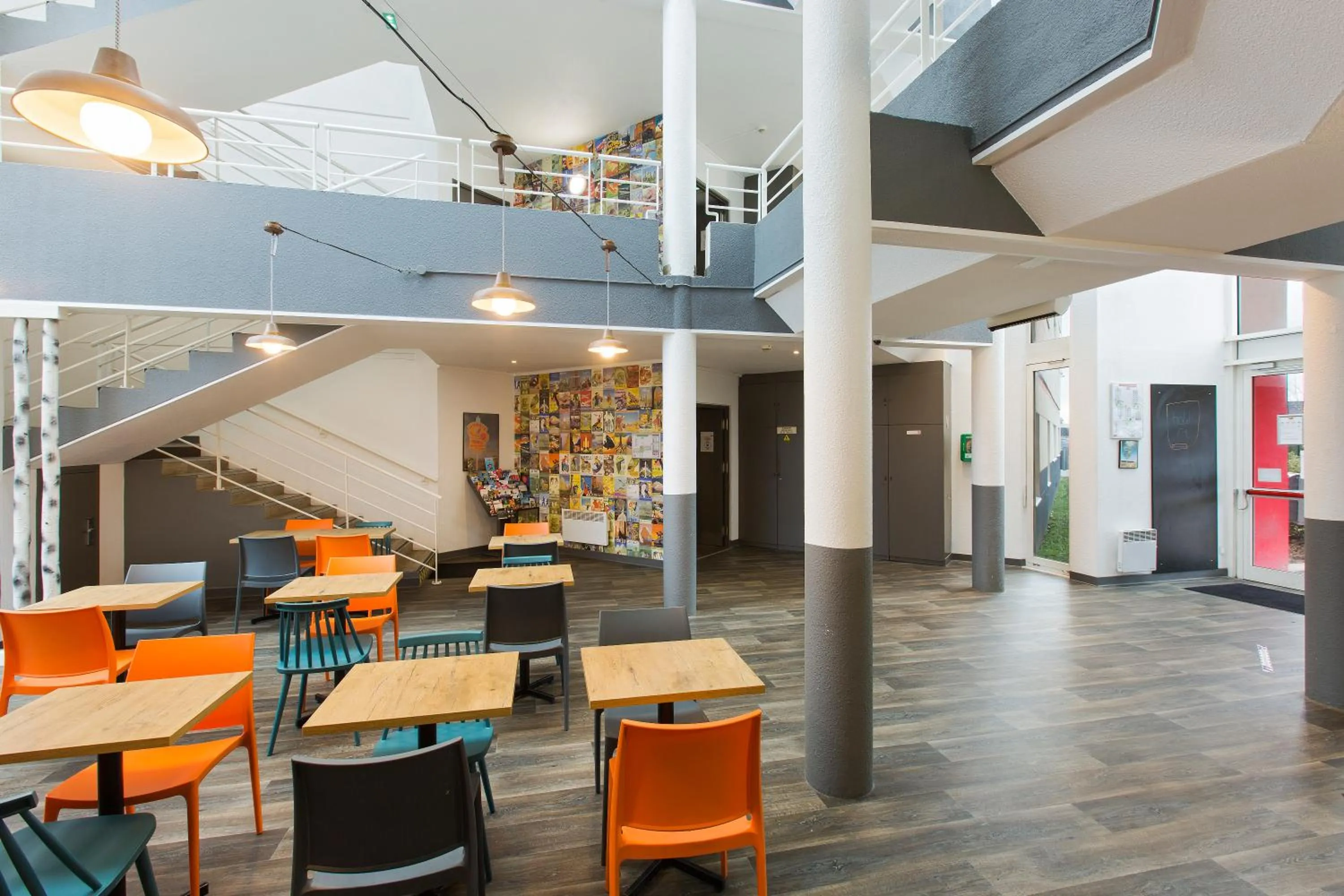 Restaurant/places to eat in Hotel F1 Maurepas