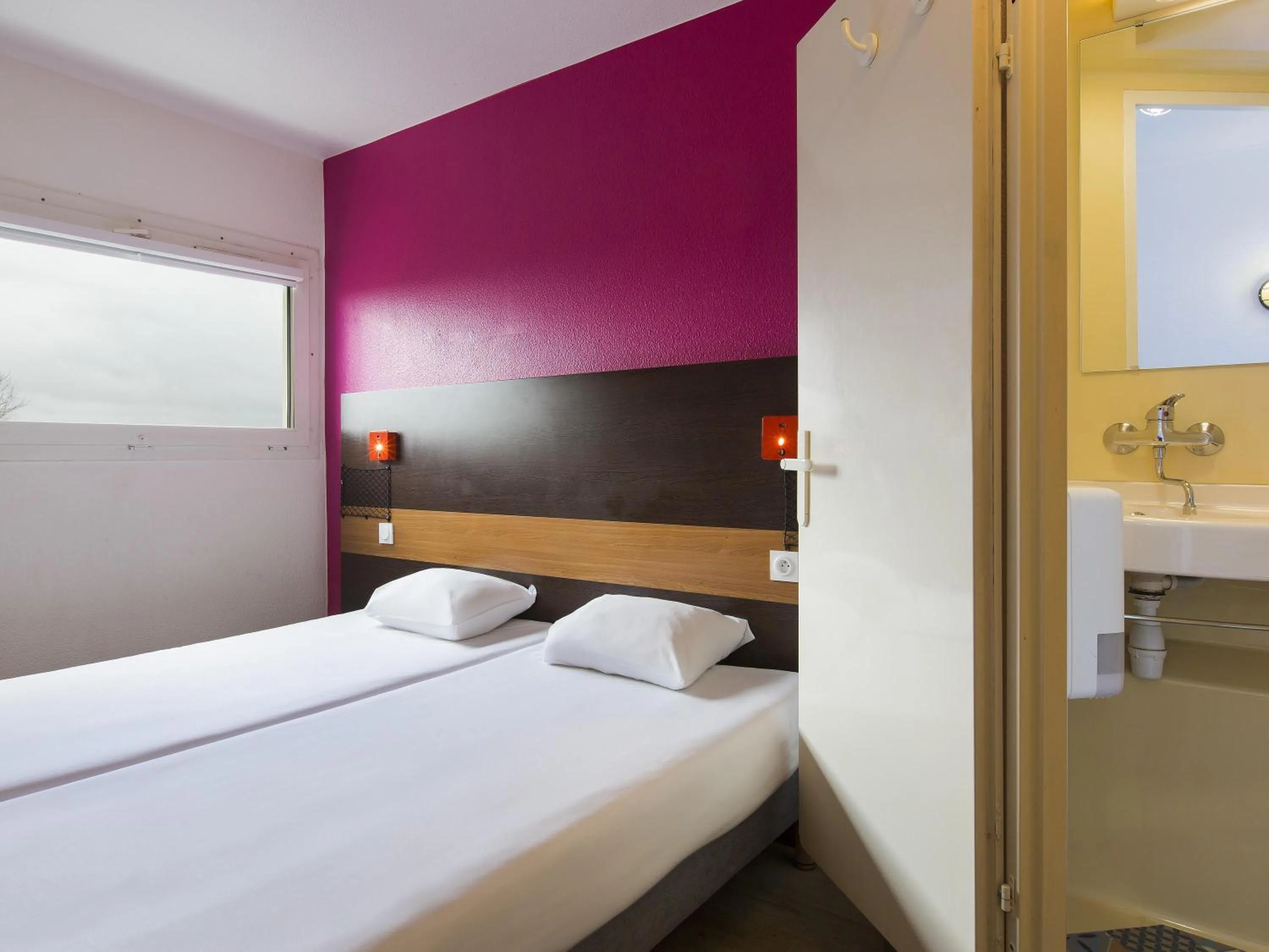 Bedroom, Bed in Hotel F1 Maurepas