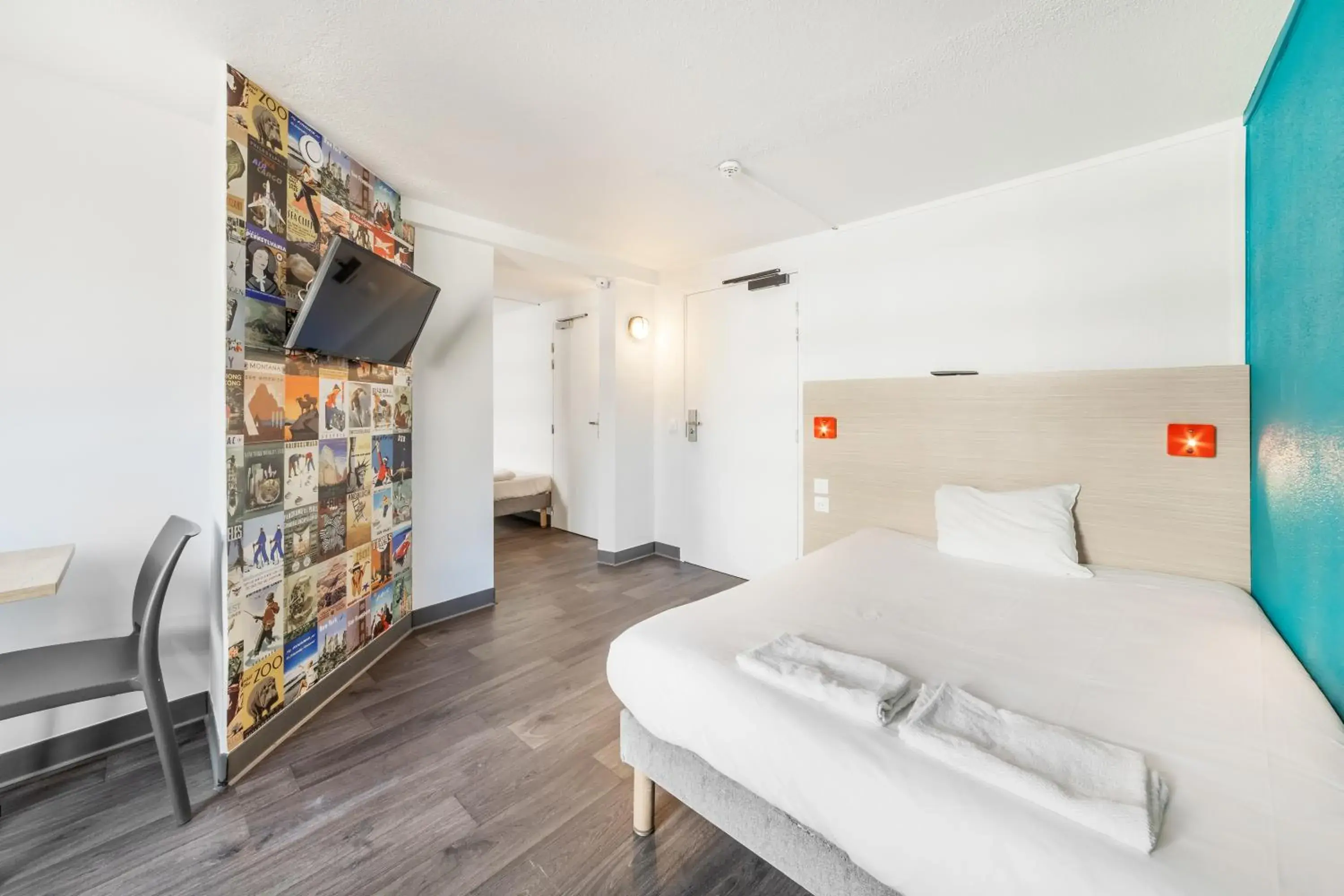 Accessible standard Room with One Double Bed and One Single Bed in hotelF1 Cergy Accessible standard Room with One Double Bed and One Single Bed in hotelF1 Cergy