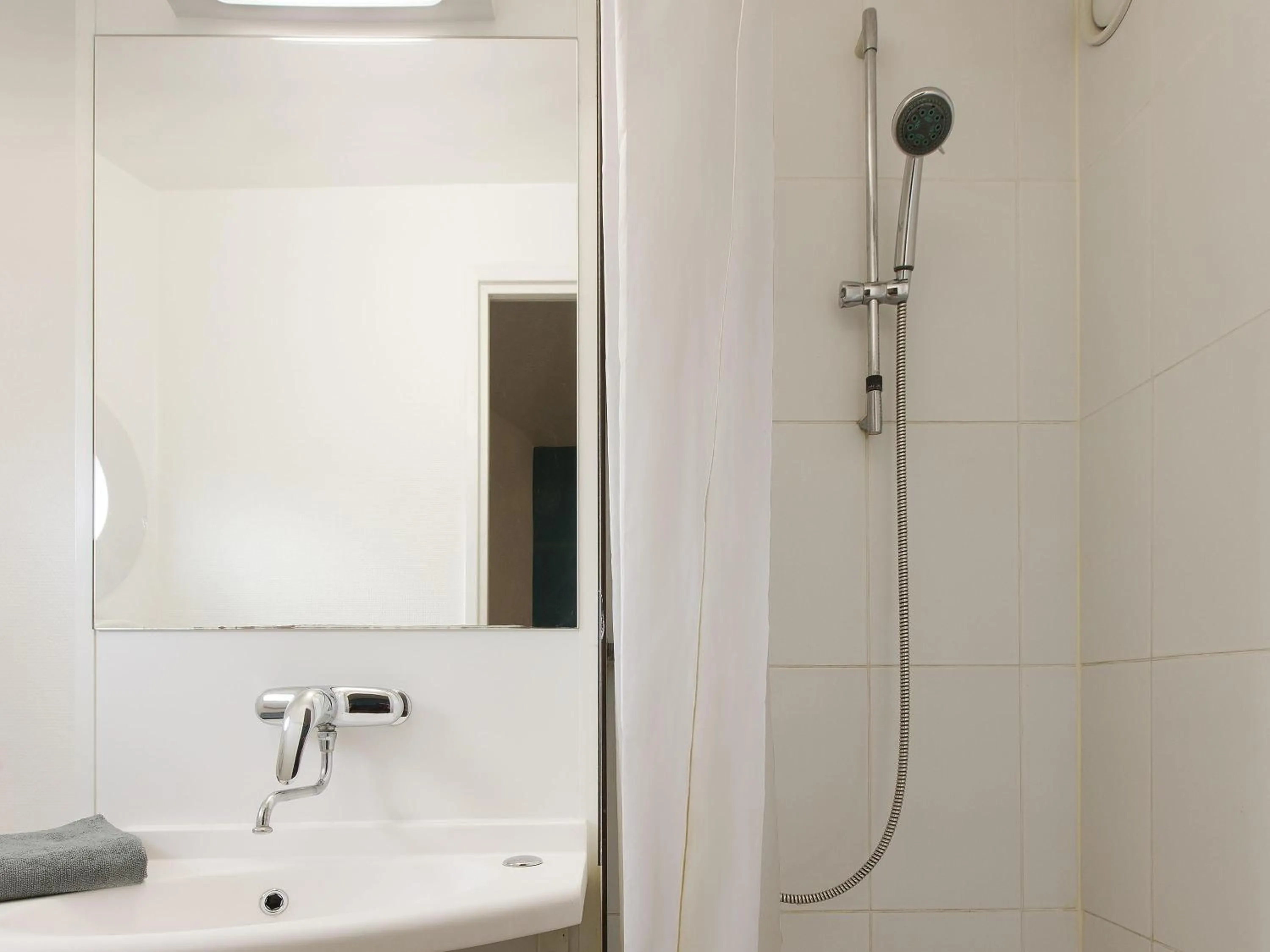 Bedroom in hotelF1 Cergy