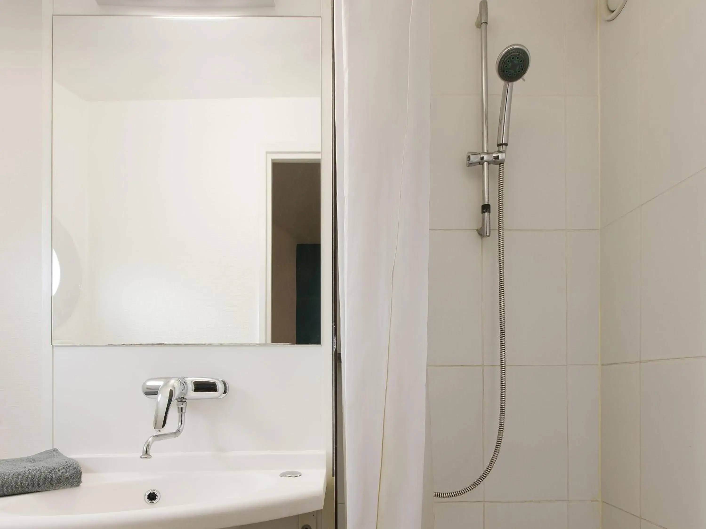 Cabrio Twin Room with Bathroom in hotelF1 Cergy Cabrio Twin Room with Bathroom in hotelF1 Cergy