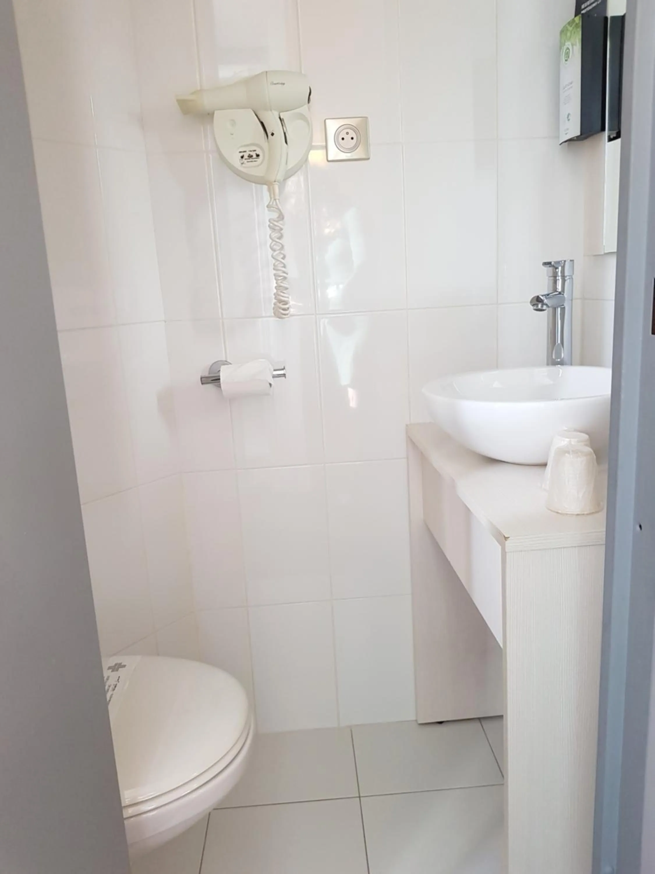 Toilet in Kyriad Quimper Sud