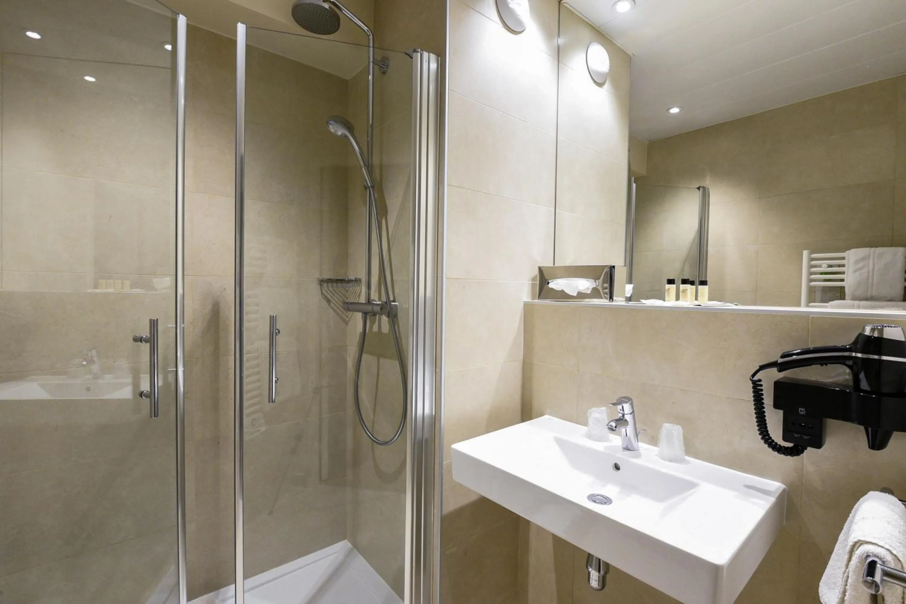 Shower in Hôtel Vacances Bleues Royal Westminster