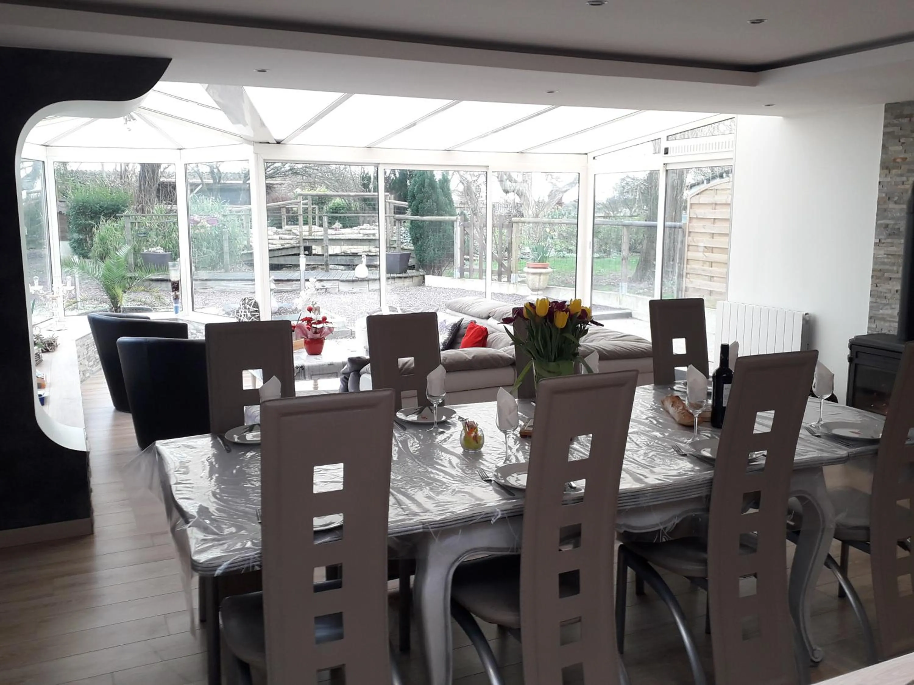 Dining area in Gite familial à Carentan