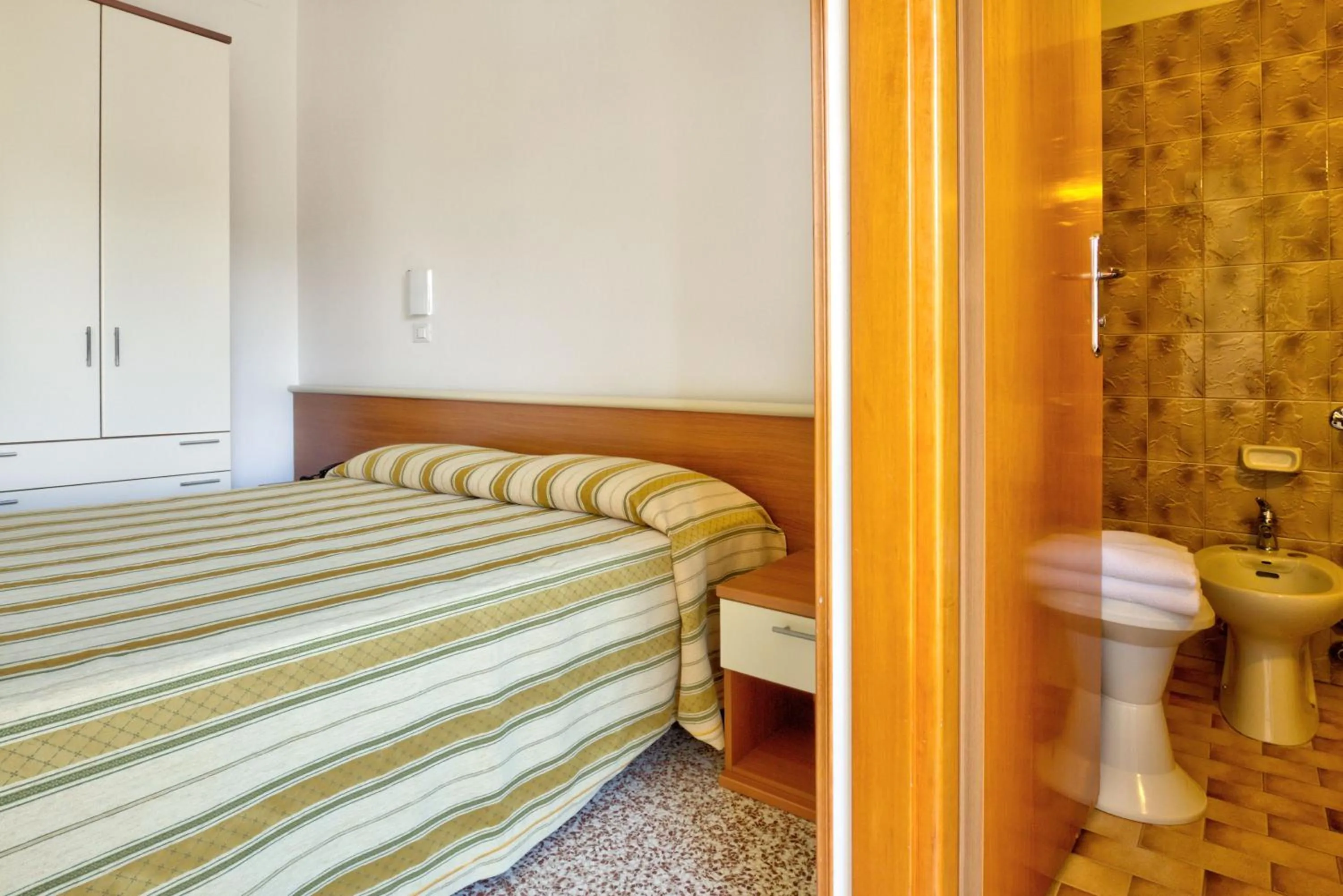 Photo of the whole room, Bed in Hotel Happy