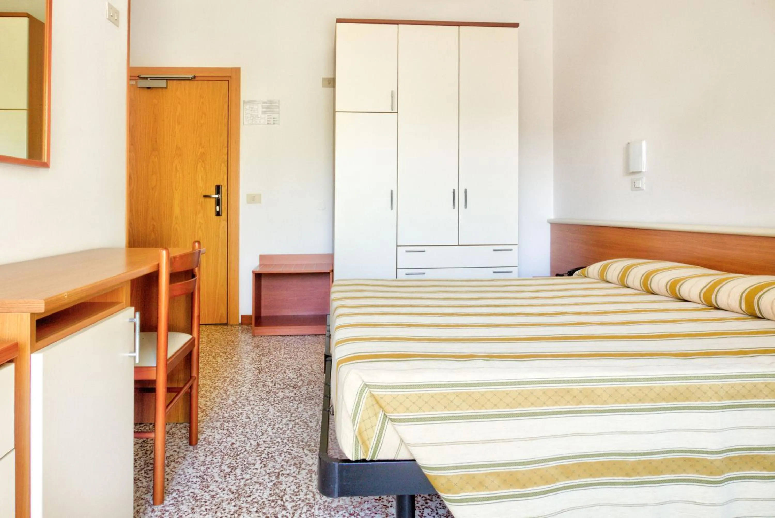 Photo of the whole room, Bed in Hotel Happy