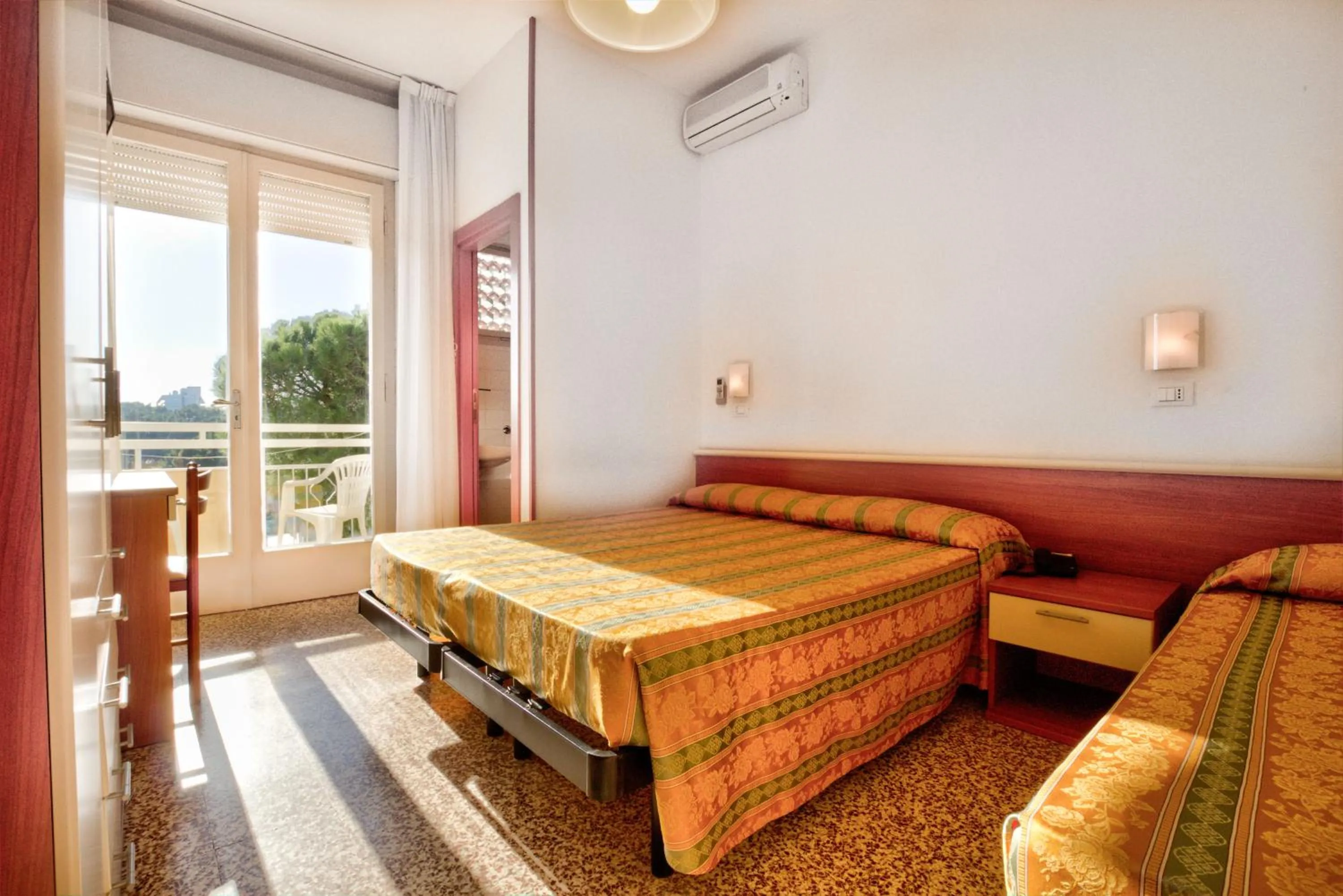 Photo of the whole room, Bed in Hotel Happy