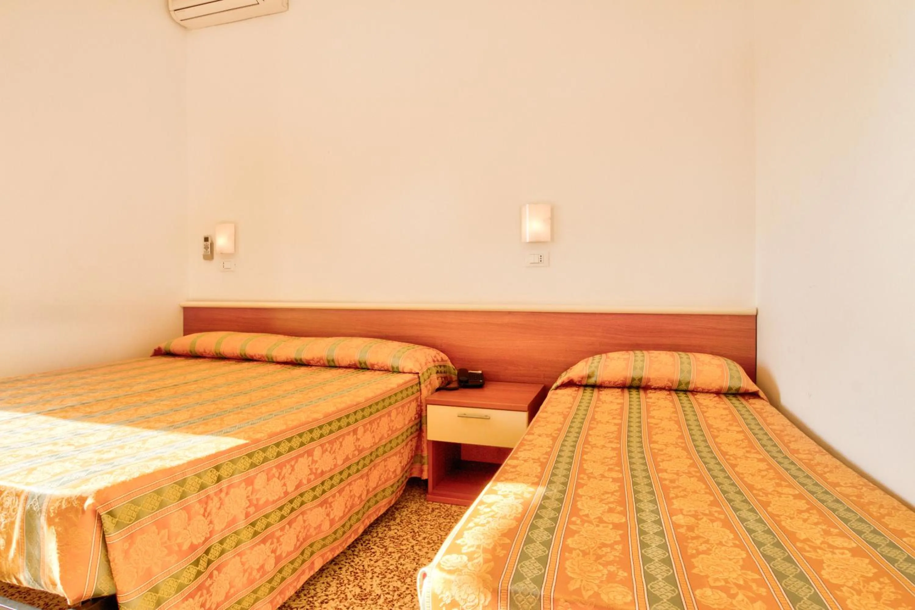 Photo of the whole room, Bed in Hotel Happy