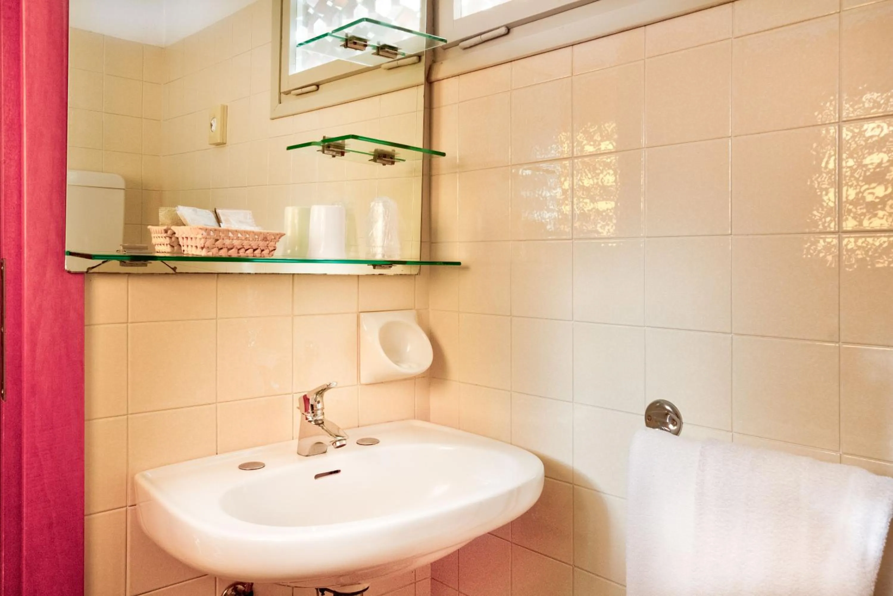 Bathroom in Hotel Happy