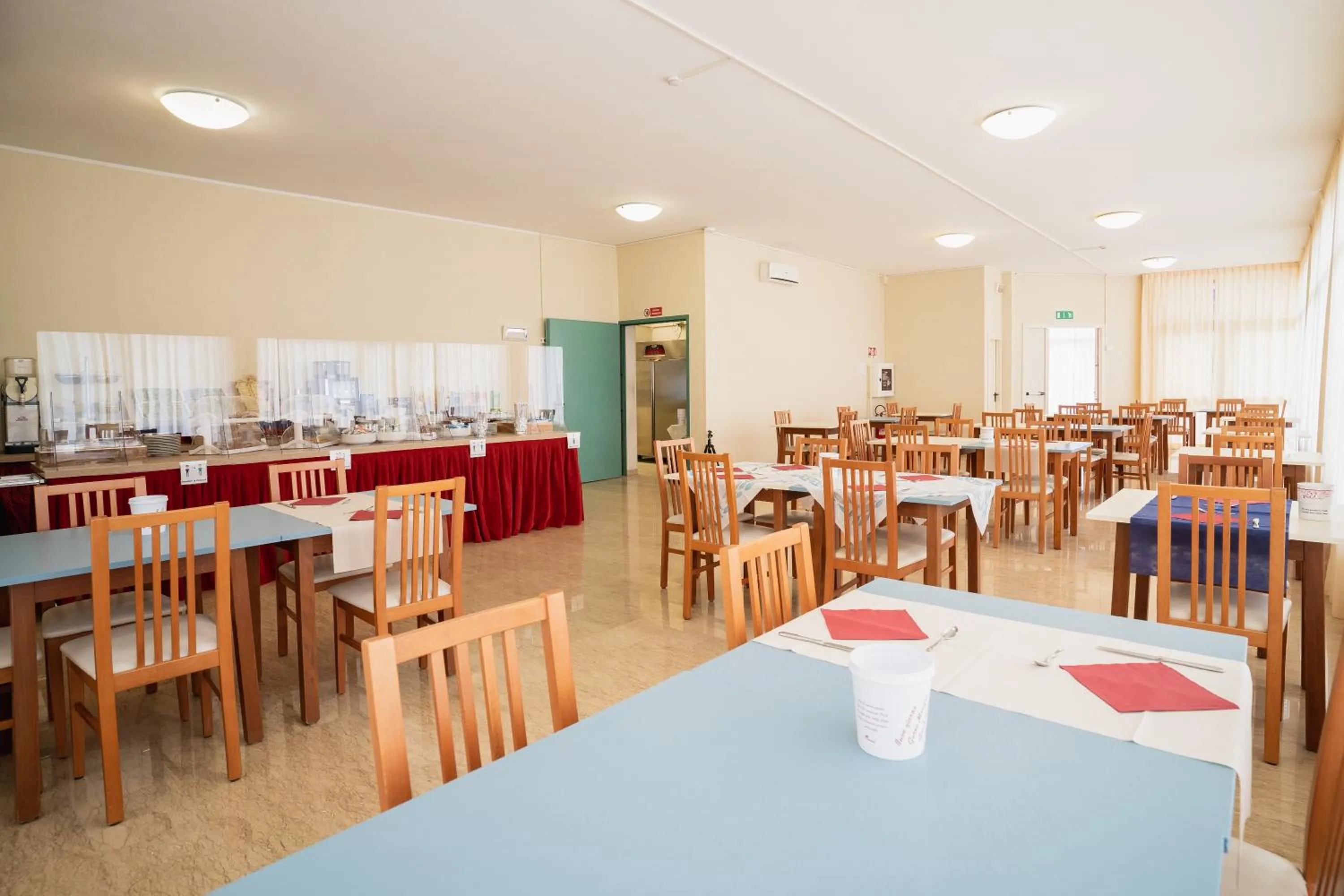 Restaurant/places to eat in Hotel Happy