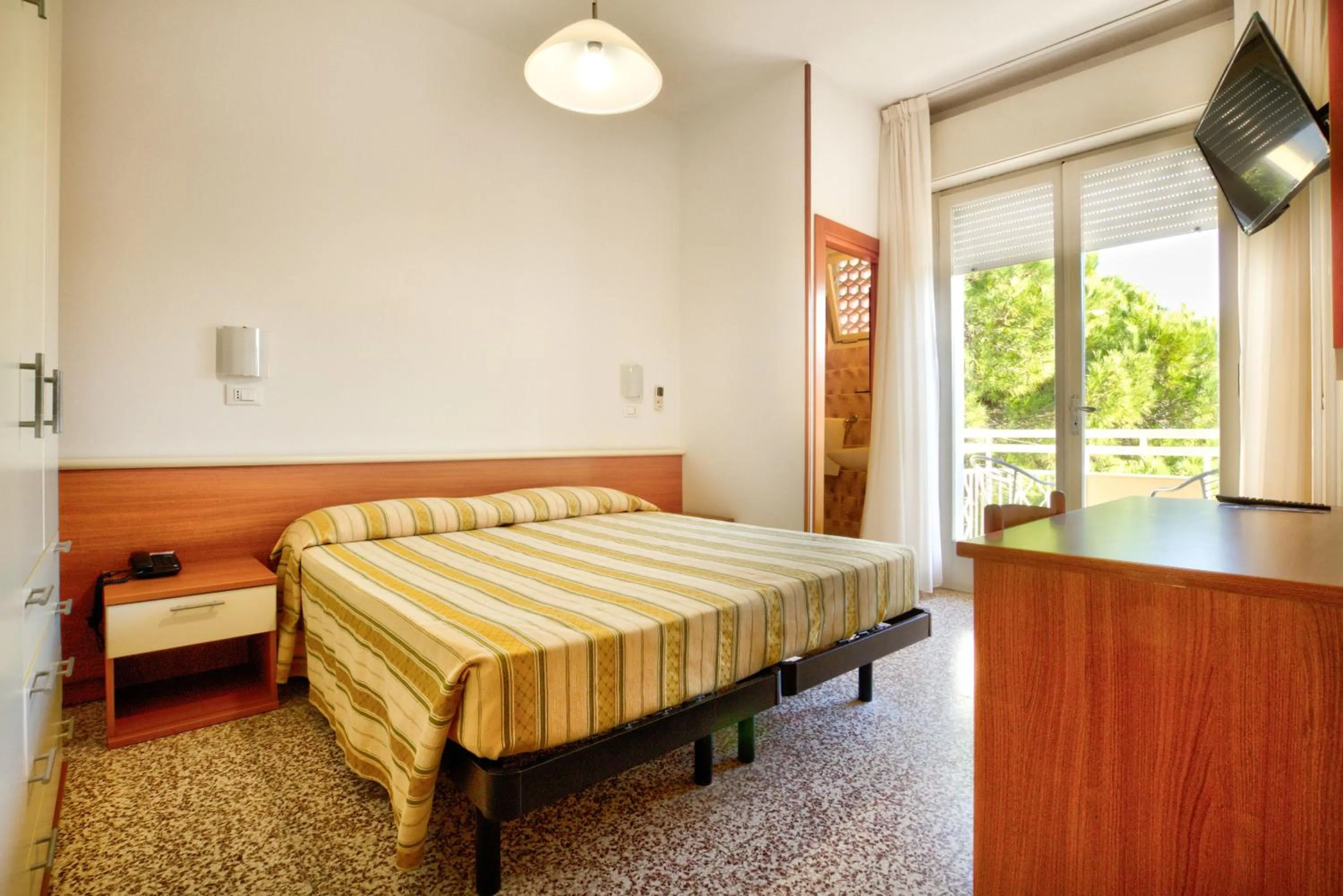 Photo of the whole room, Bed in Hotel Happy