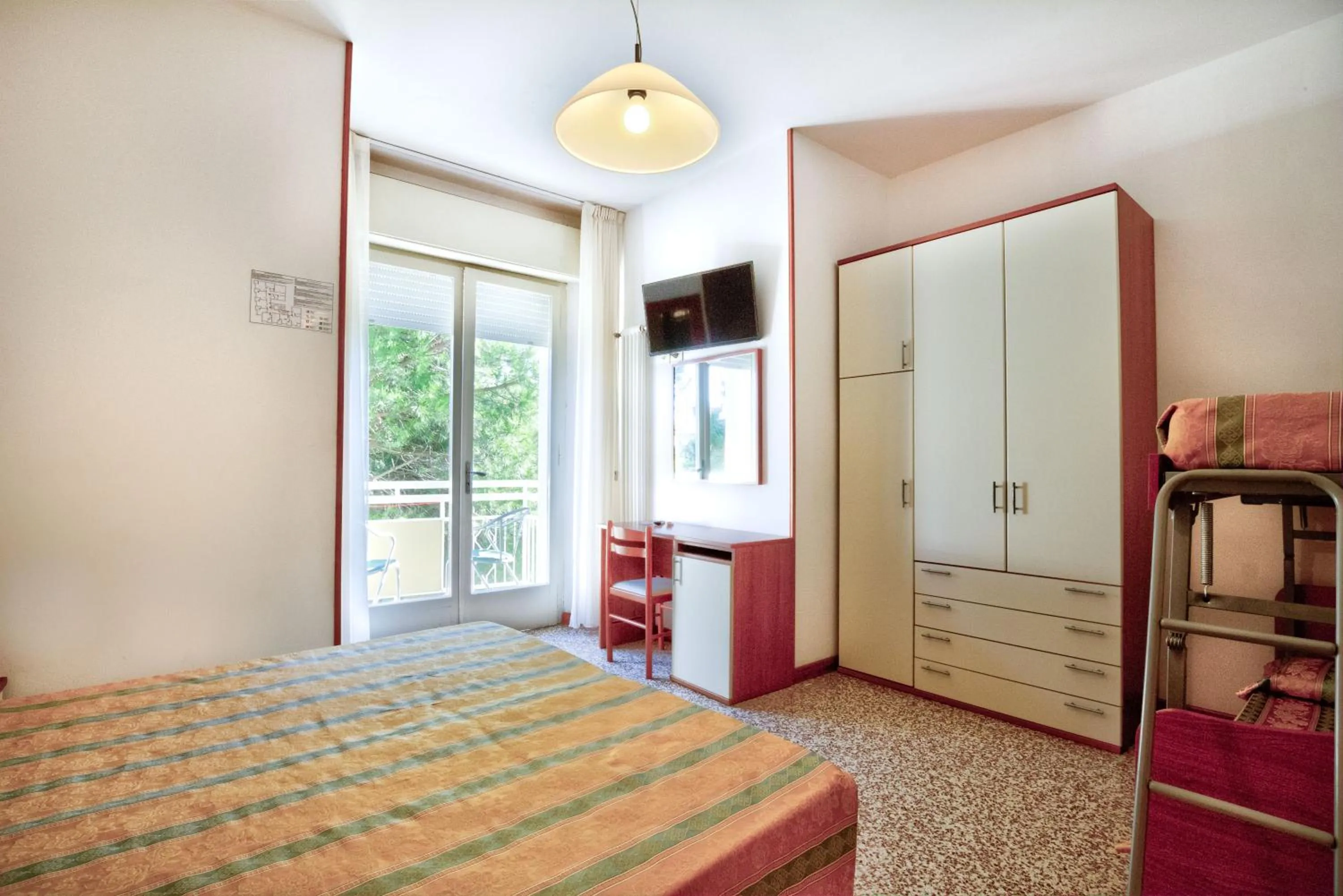 TV and multimedia, Bed in Hotel Happy