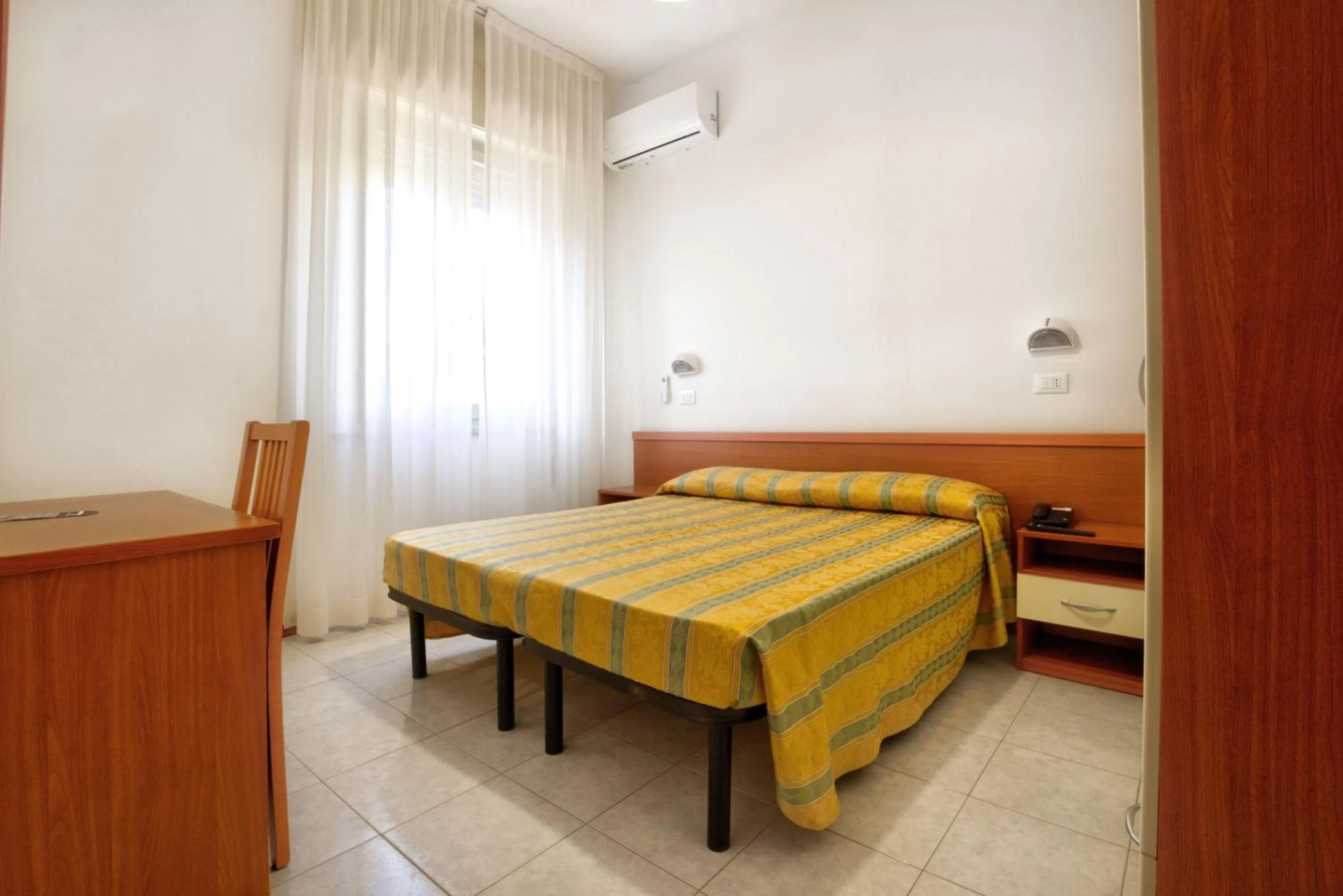 Photo of the whole room, Bed in Hotel Happy