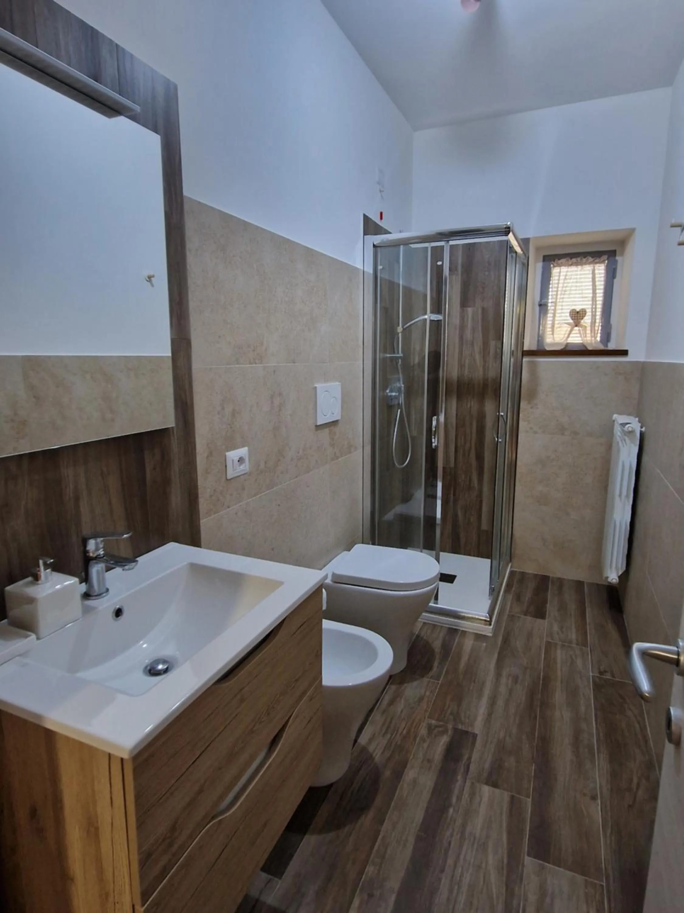 Shower in Hotel Porta Marmorea