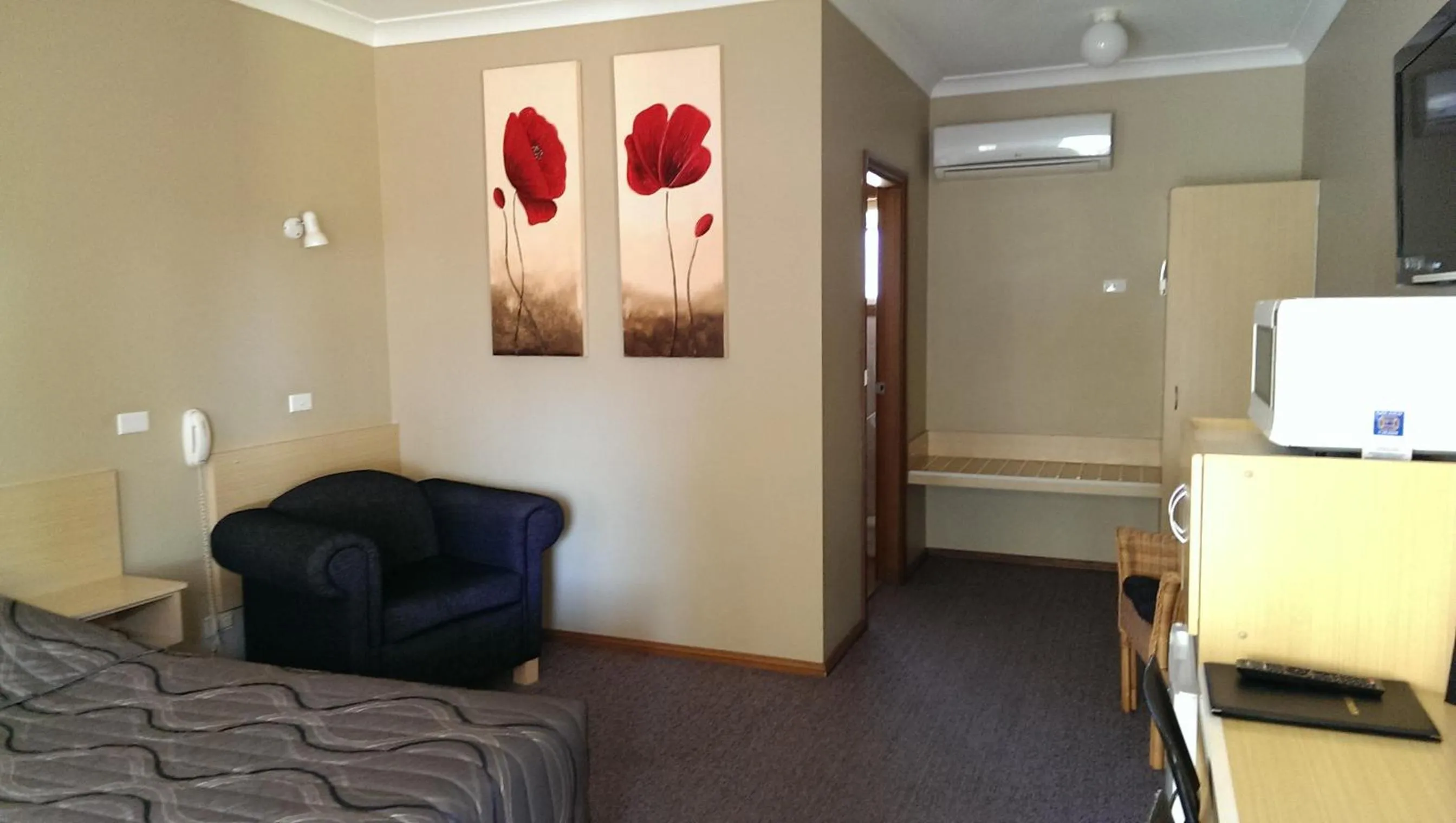 Photo of the whole room in Cooee Motel