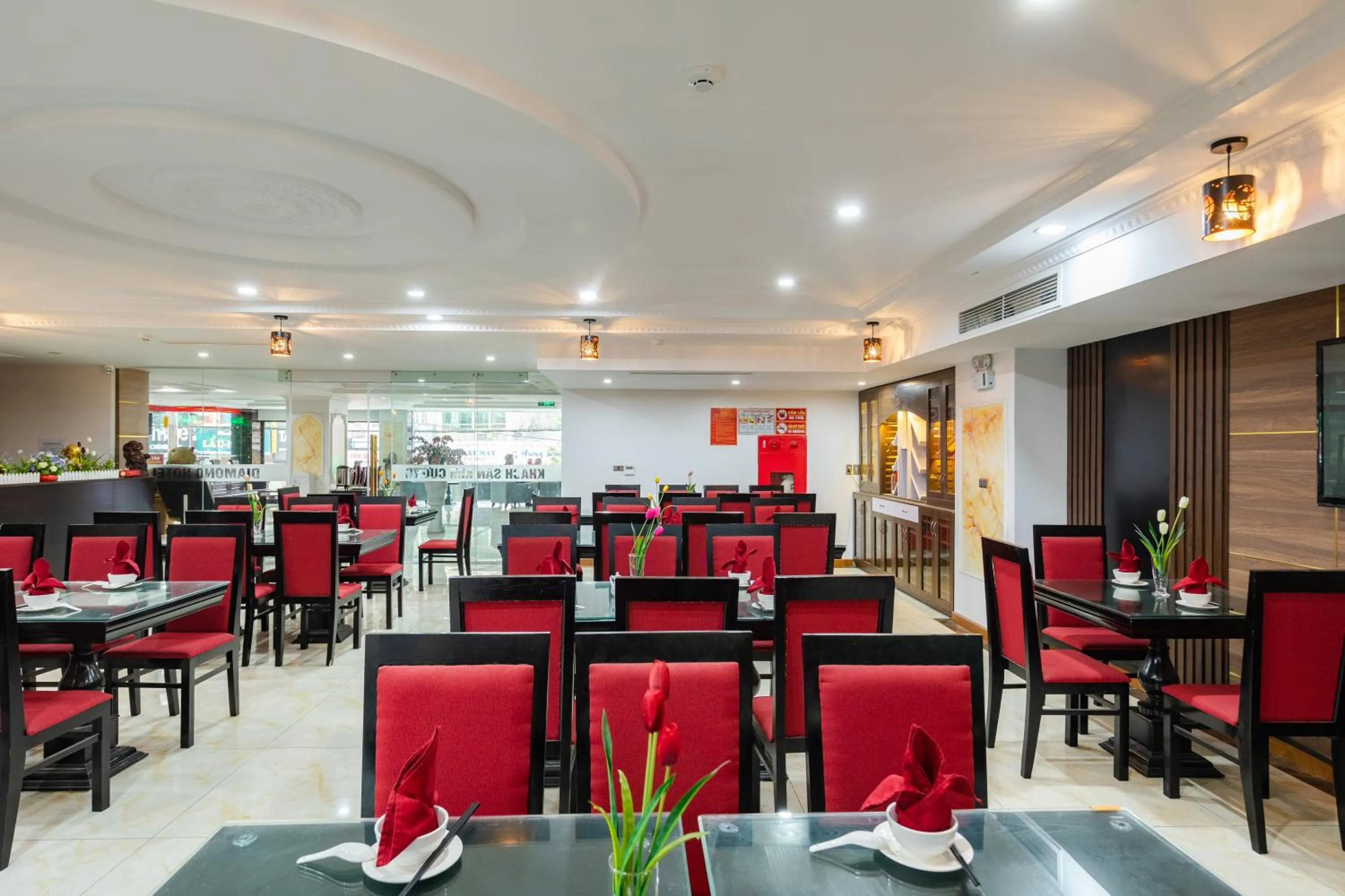 Restaurant/places to eat in Diamond Hotel