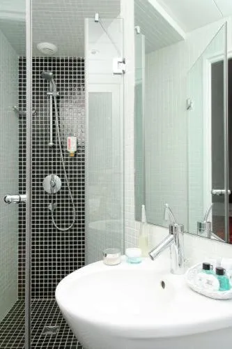 Bathroom in Hôtel Albe Saint Michel