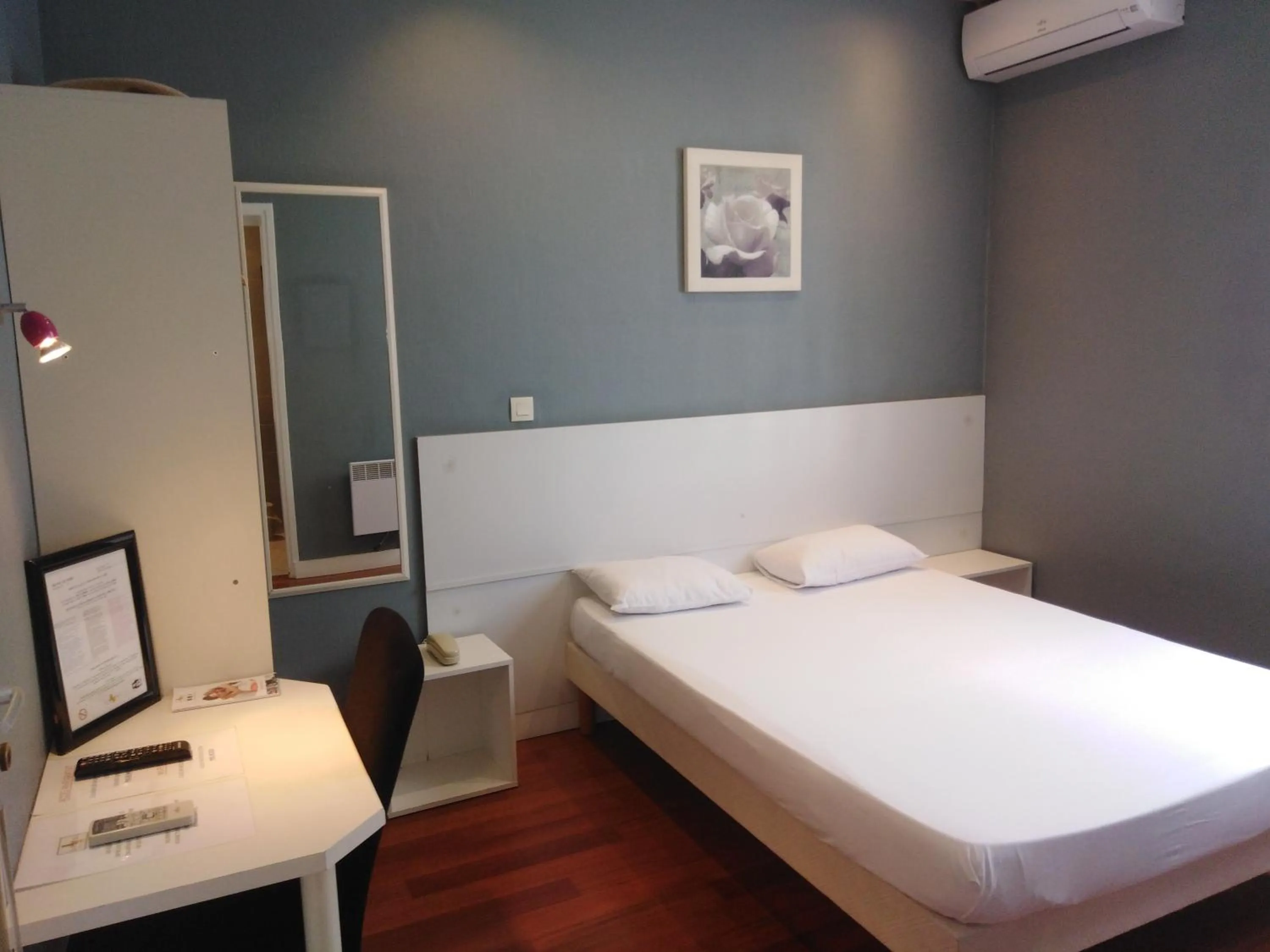 Bed in Hôtel Du Midi