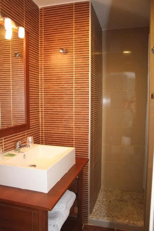 Bathroom in Hôtel Du Midi