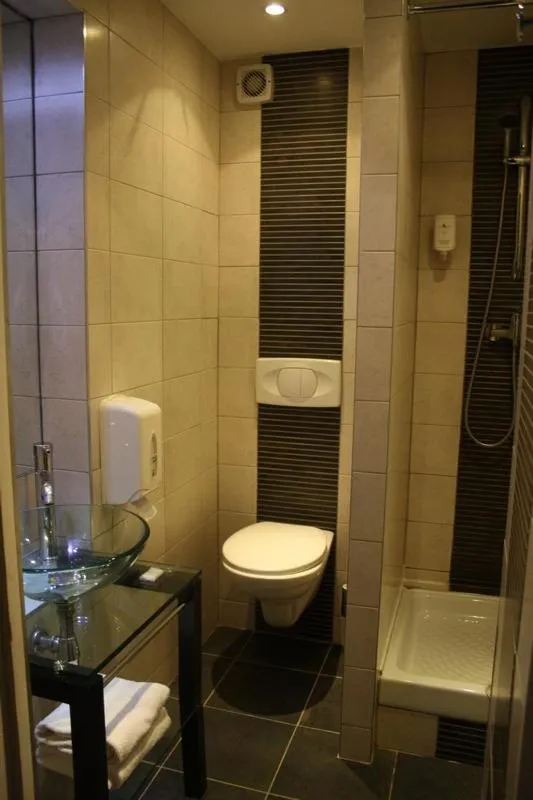 Bathroom in Hôtel Du Midi