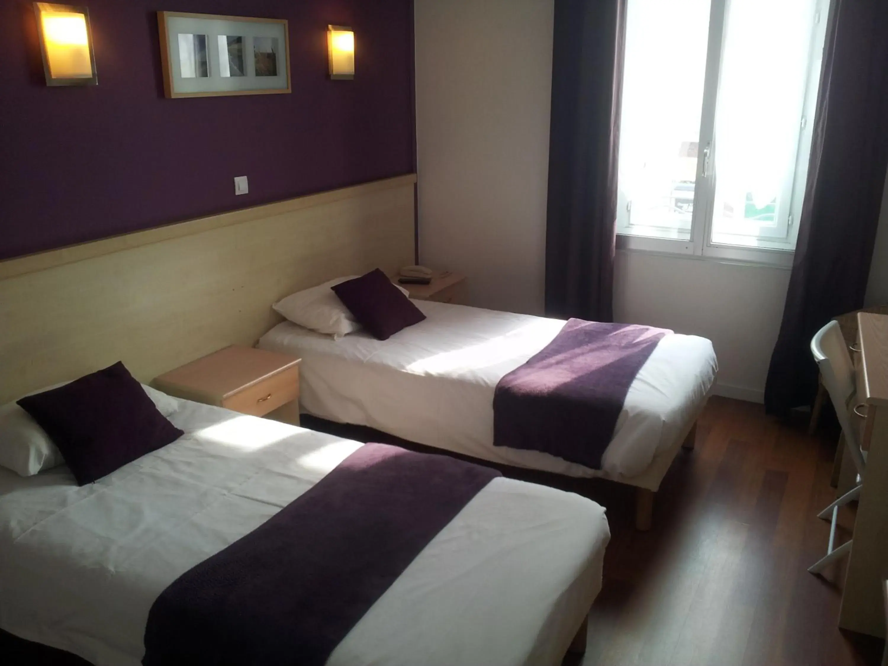 Twin Room in Hôtel Du Midi Twin Room in Hôtel Du Midi