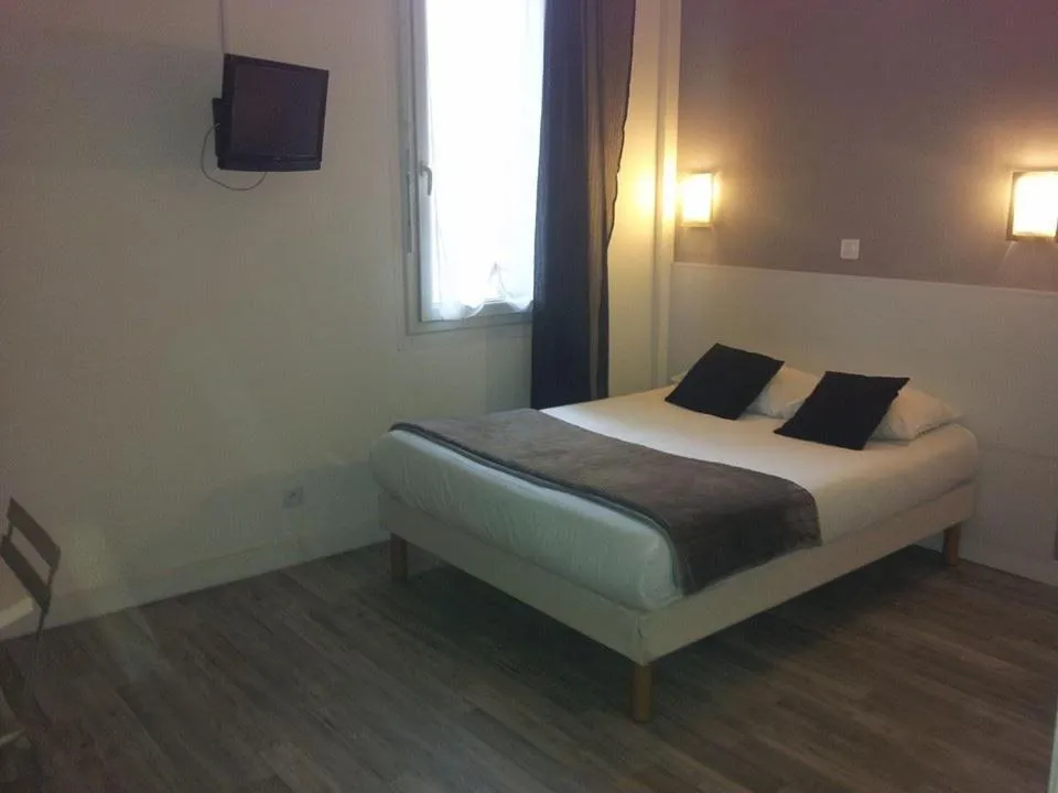 Photo of the whole room, Bed in Hôtel Du Midi