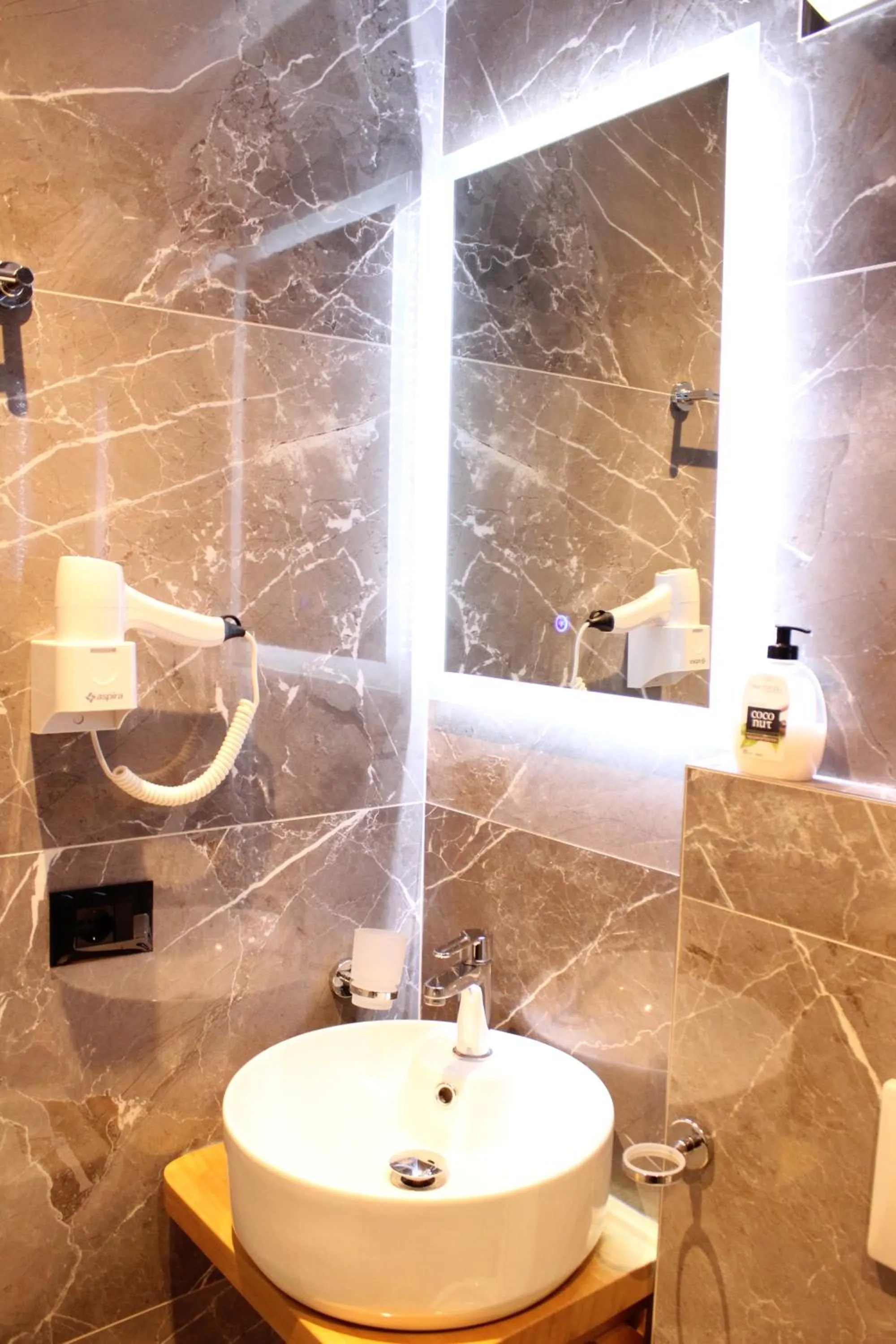 Toilet in Bebi Hotel And Apartments