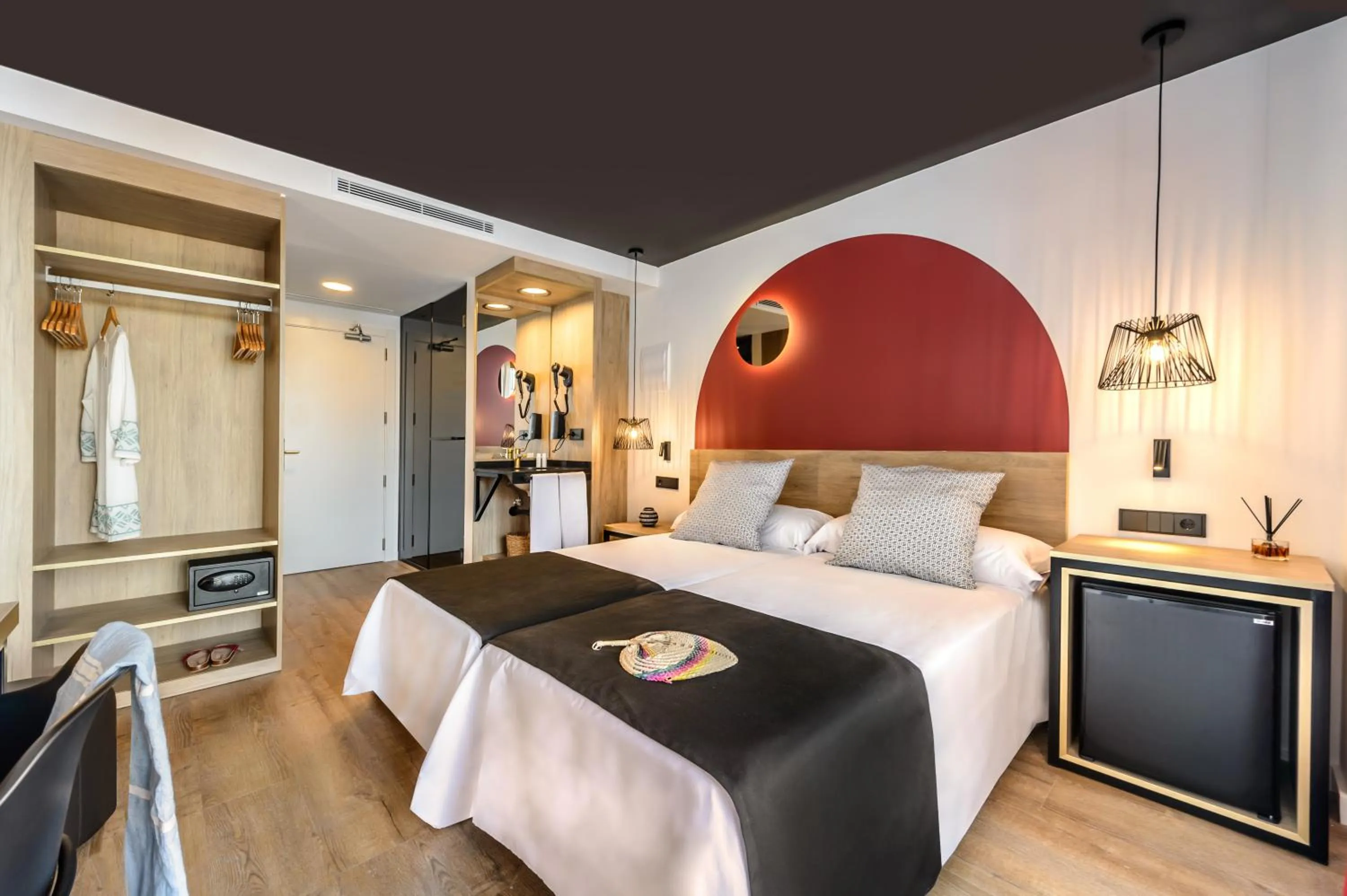 Photo of the whole room, Bed in Hotel Vibra District - Adults Only