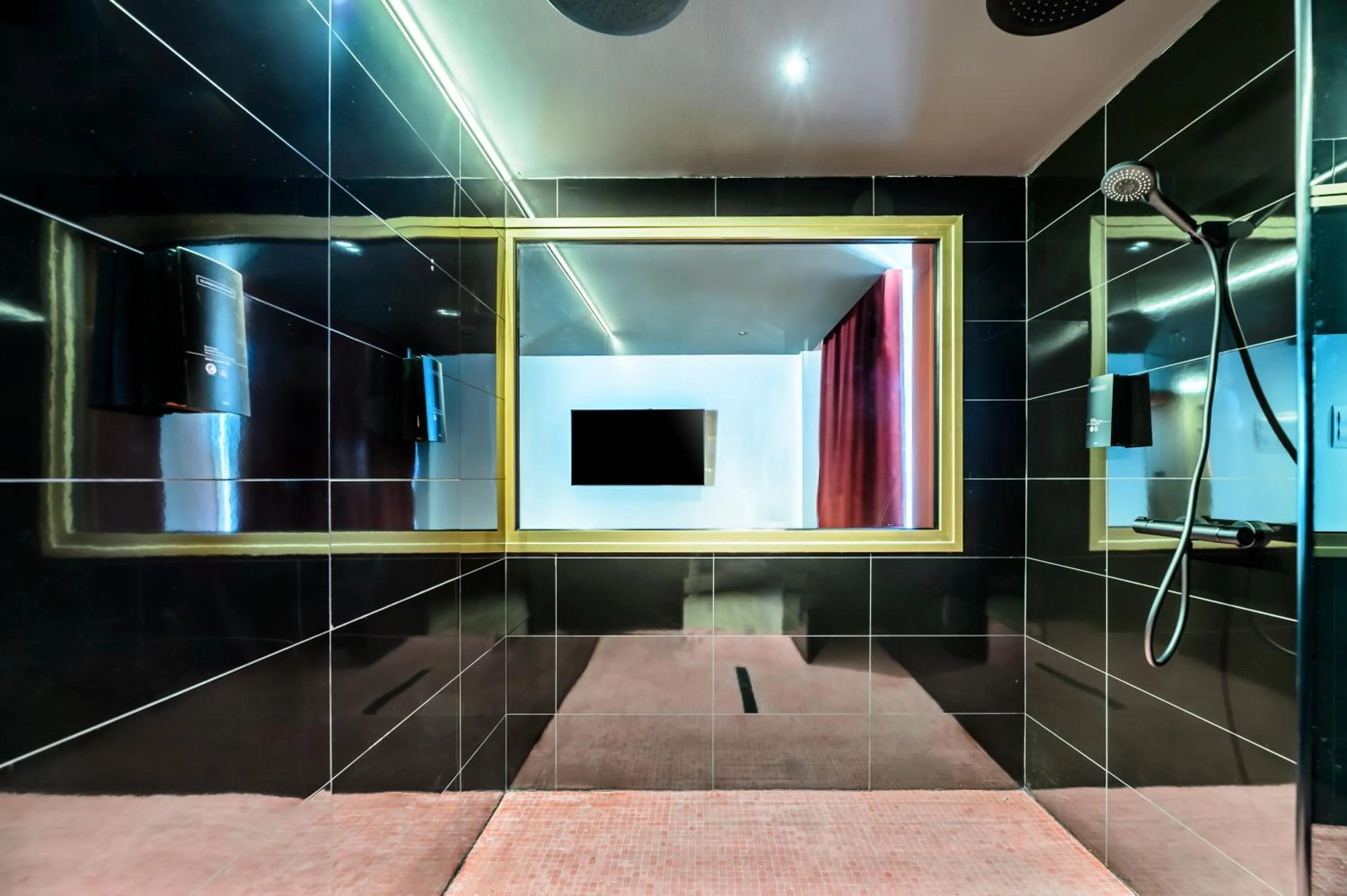 Shower in Hotel Vibra District - Adults Only