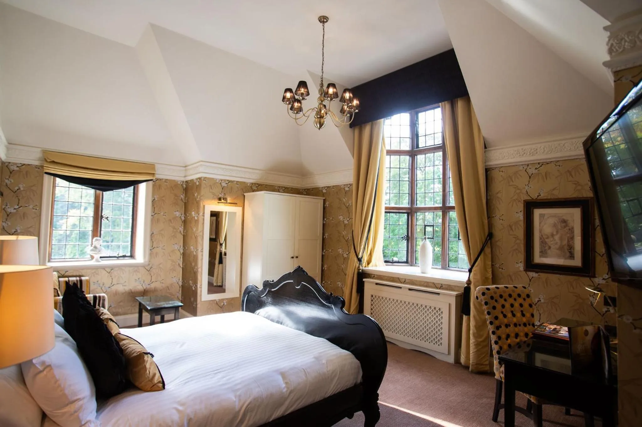 TV and multimedia, Bed in Inglewood Manor