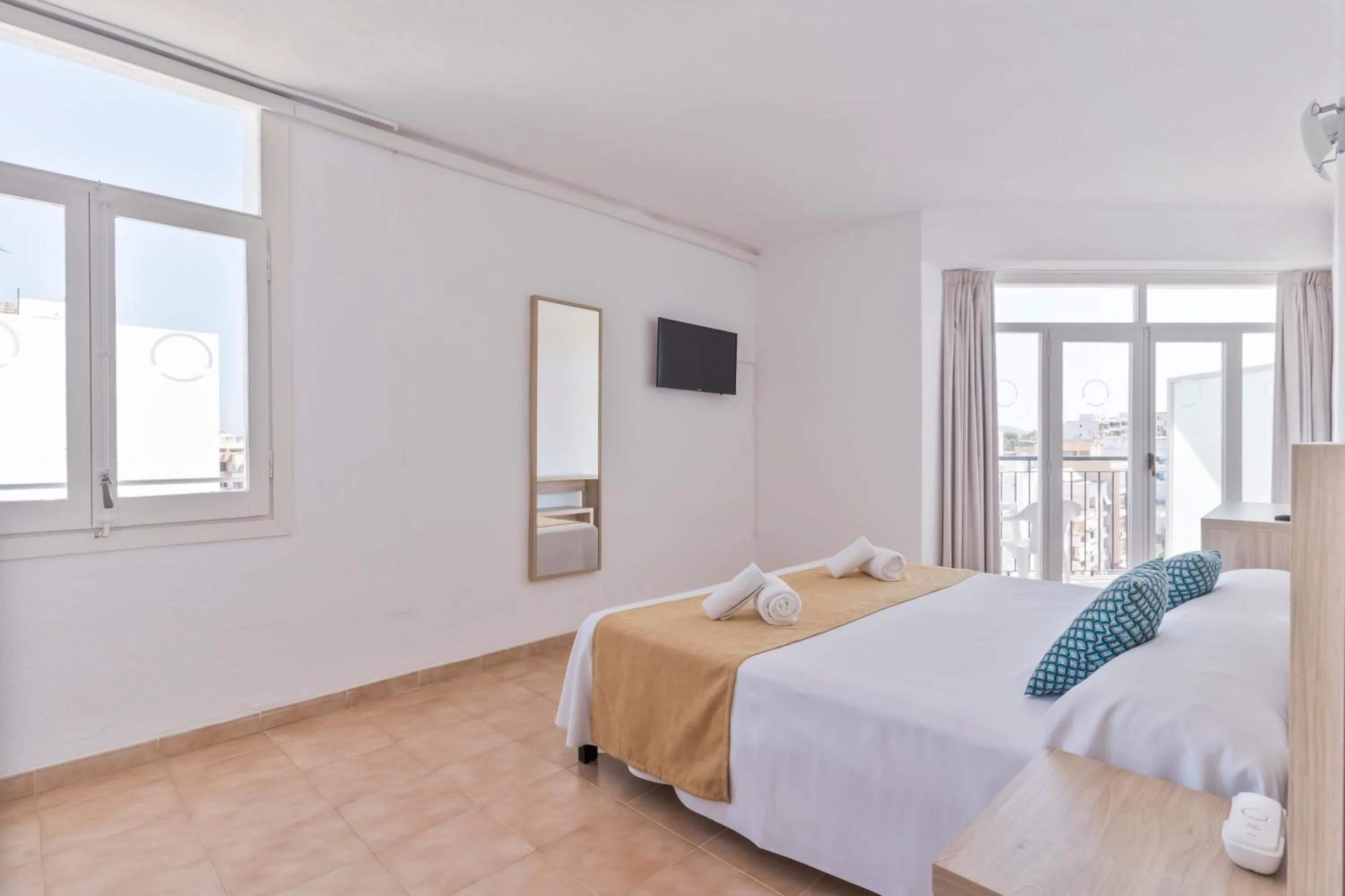 Photo of the whole room, Bed in Don Quijote