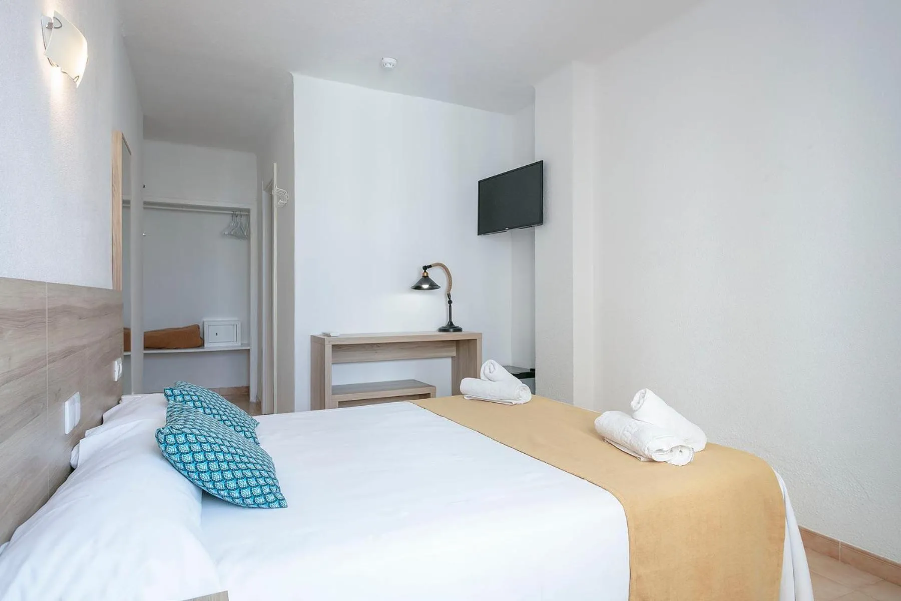 Bedroom, Bed in Don Quijote