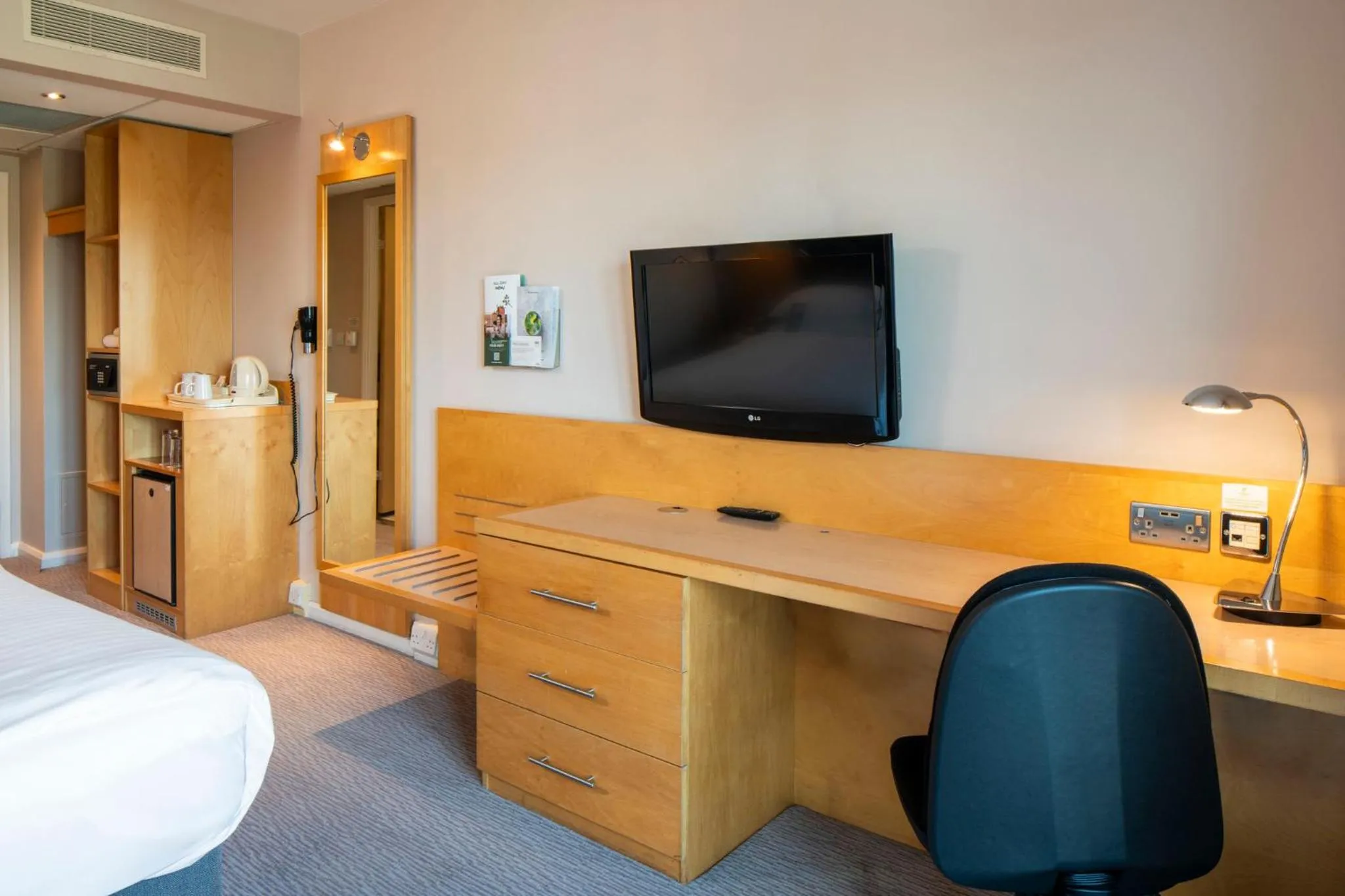 Photo of the whole room, Bed in Holiday Inn London Brentford Lock by IHG